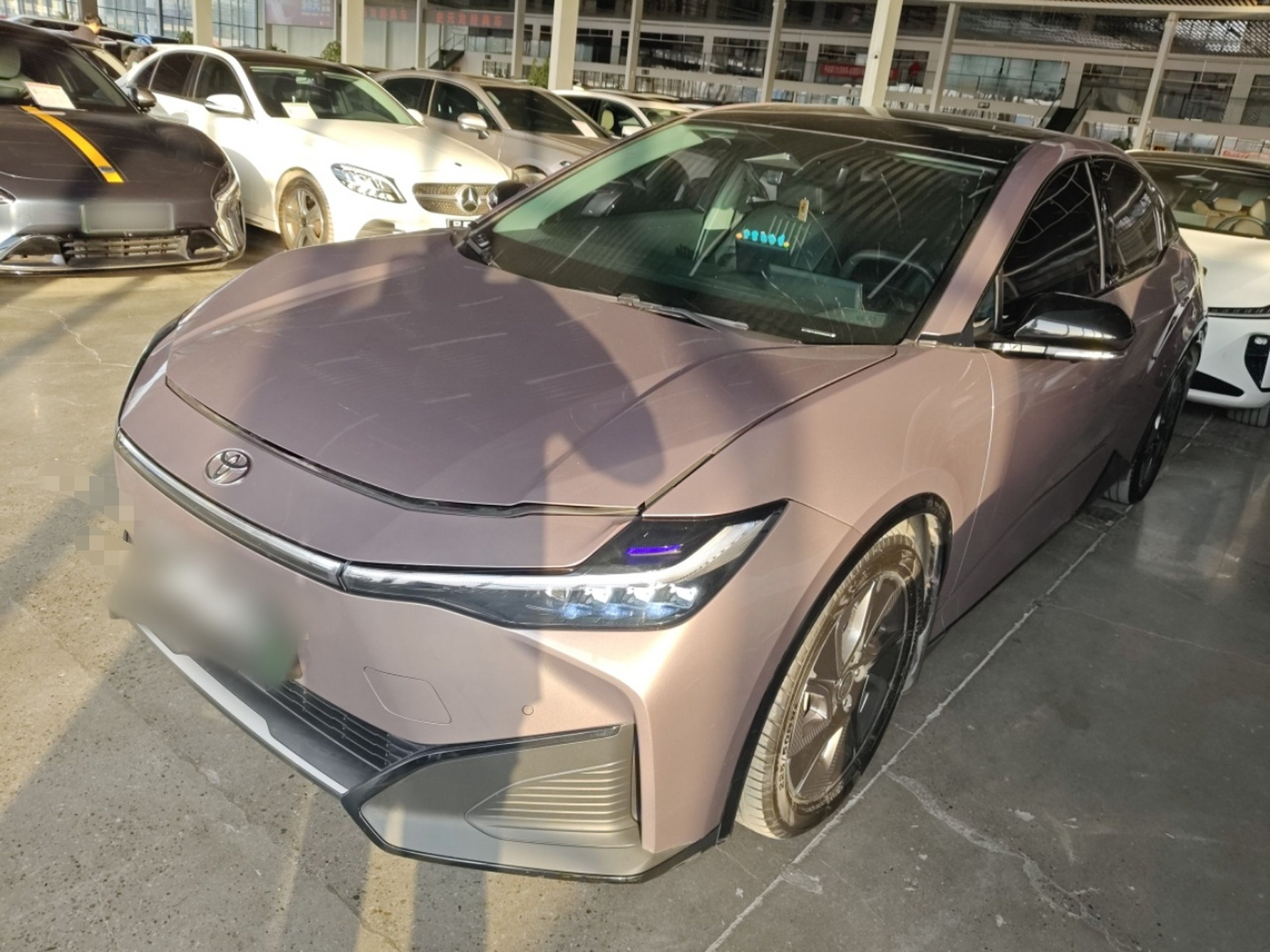 Под передней частью автомобиля