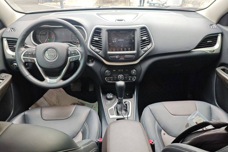 Used  Cherokee 2016 2.4L Professional Smart Version
