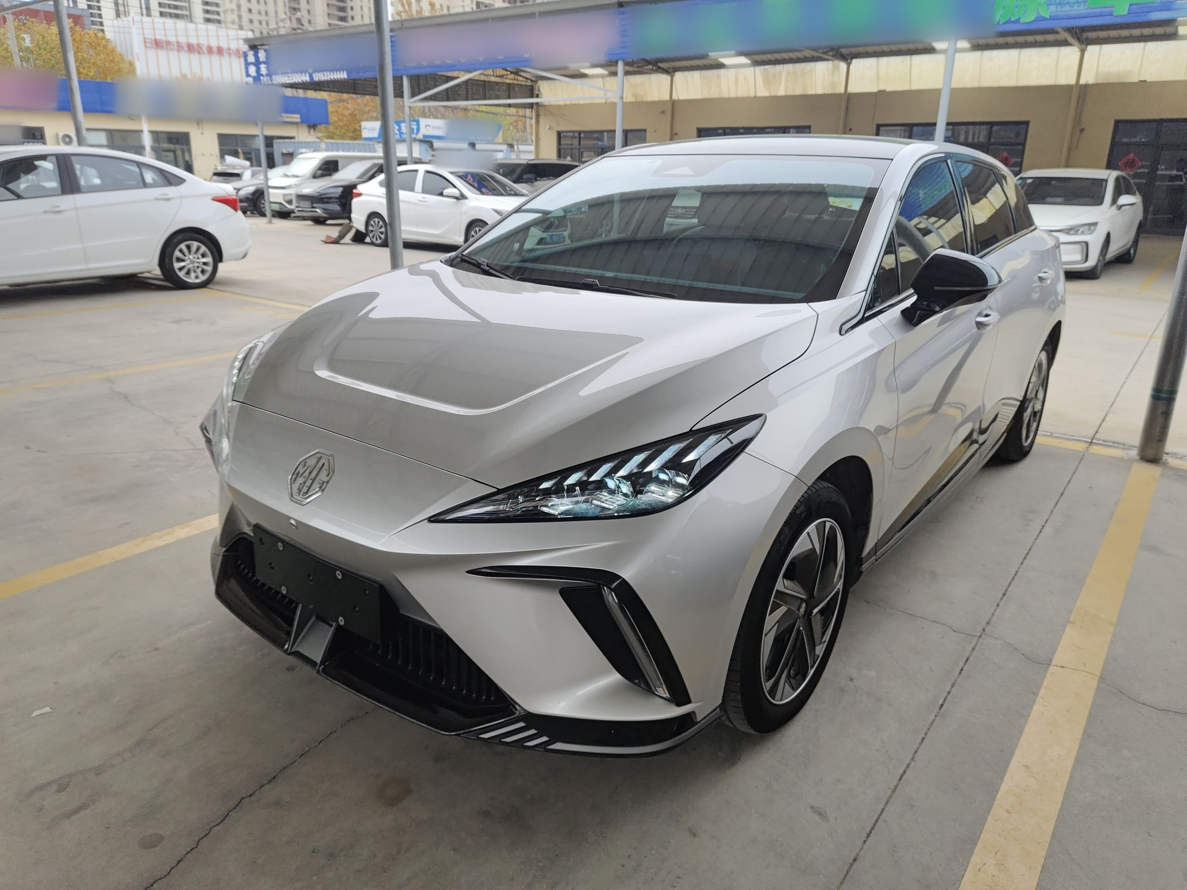 تحت مقدمة السيارة