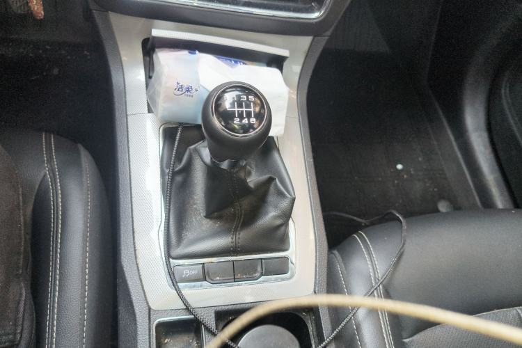 Used Roewe RX5 2019 20T Two-Wheel Drive Manual 4G Connect Platinum Edition
