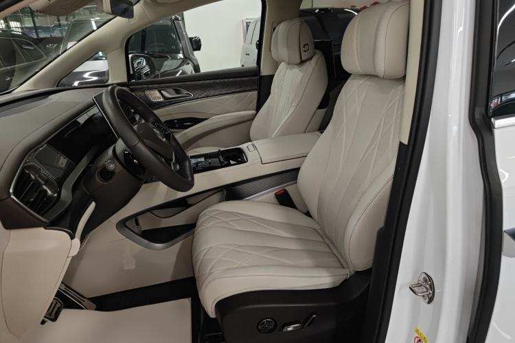 Used Denza D9 2025 DM-i Intelligent Drive 1020 Four-Wheel Drive Prestige Model