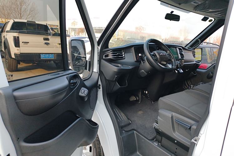 Used JMC Fushun 2025 2.0T 8AT Diesel Short-Wheelbase Mid-Top Commercial Multi-Purpose Passenger Vehicle with 5/6 Seats
