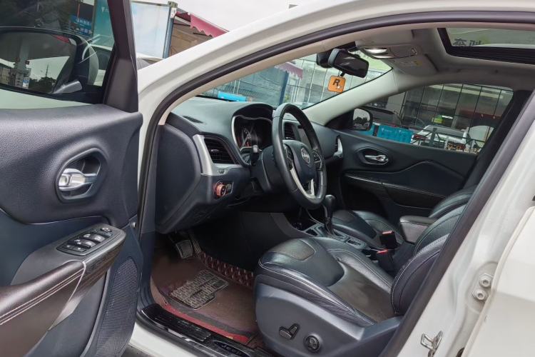 Used  Cherokee 2017 2.0L Superior Edition
