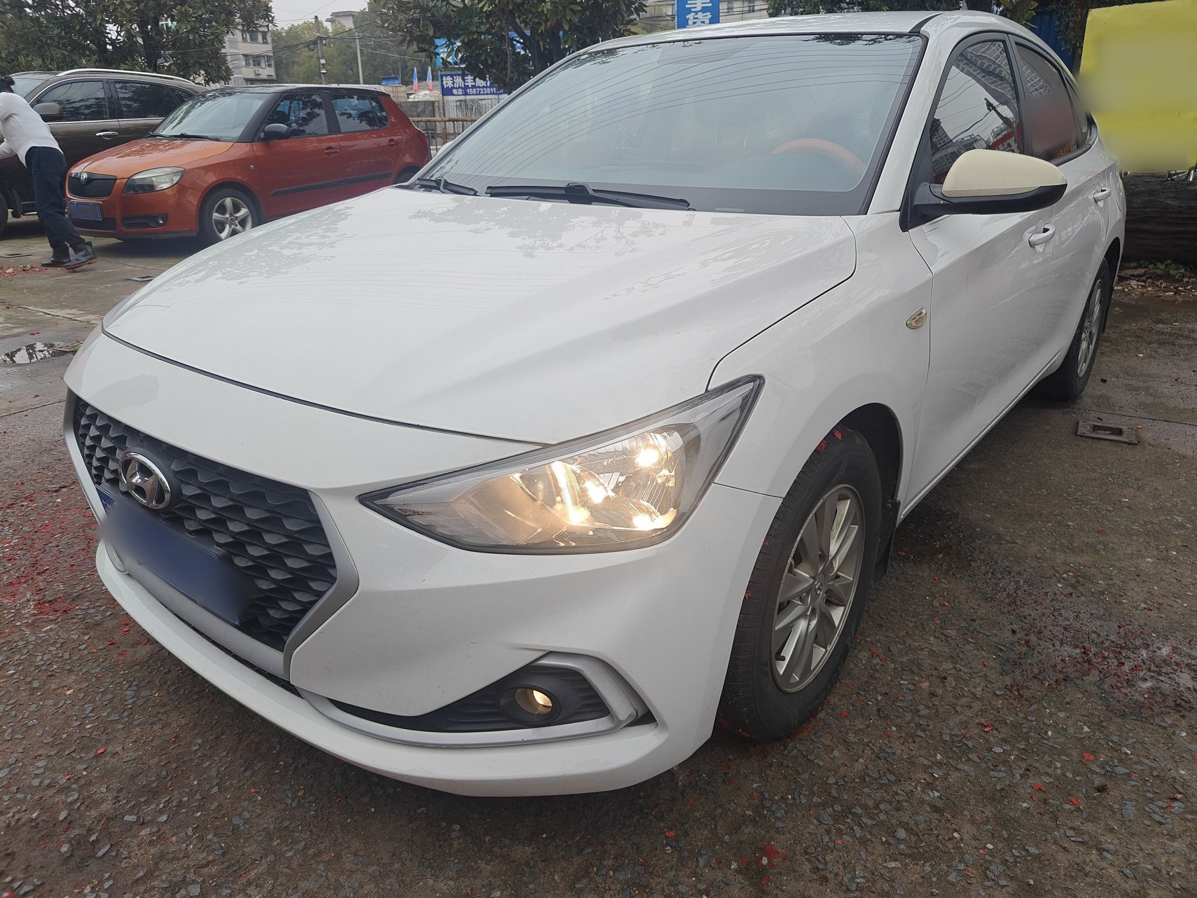 تحت مقدمة السيارة