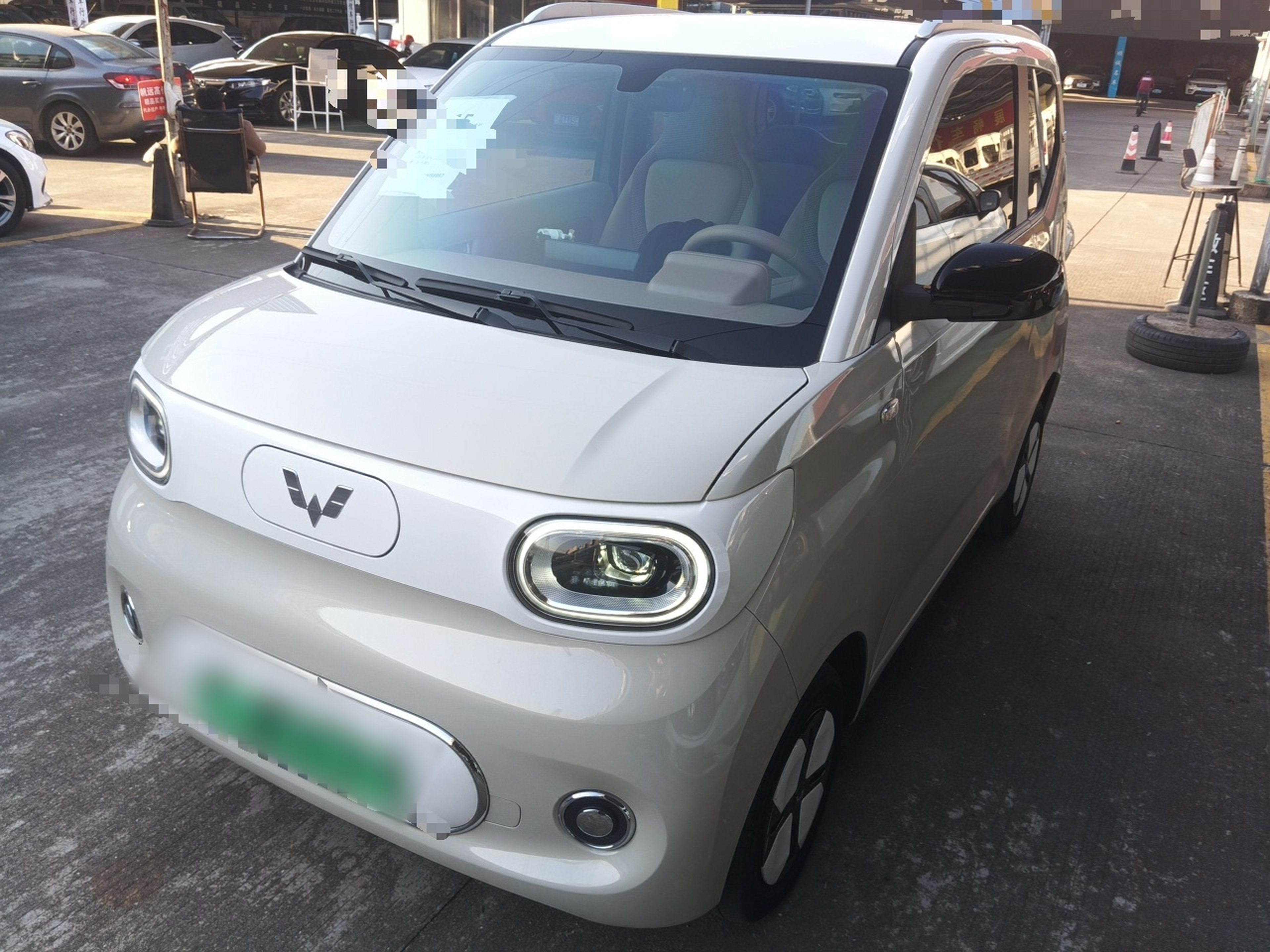 تحت مقدمة السيارة