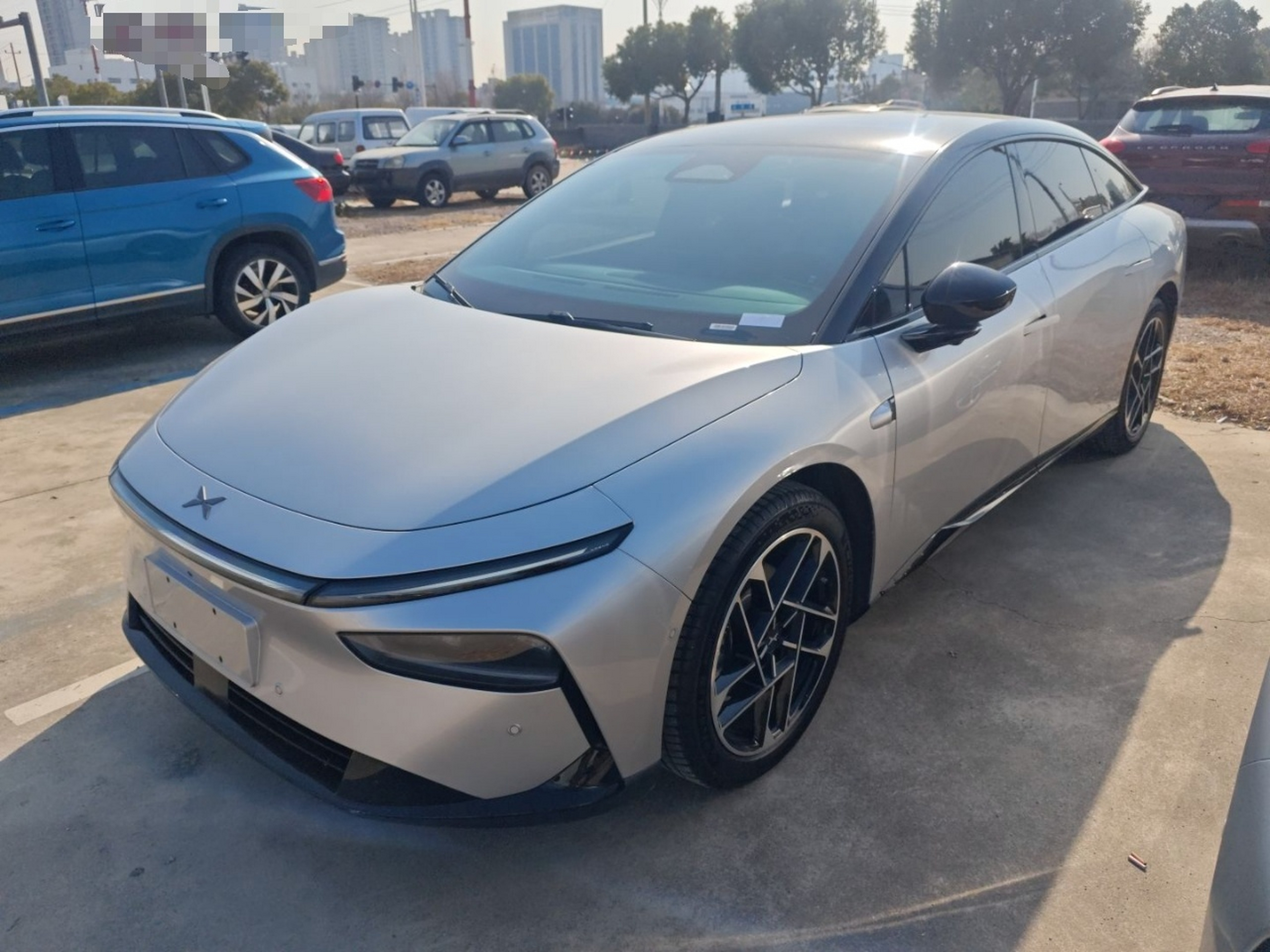 Под передней частью автомобиля