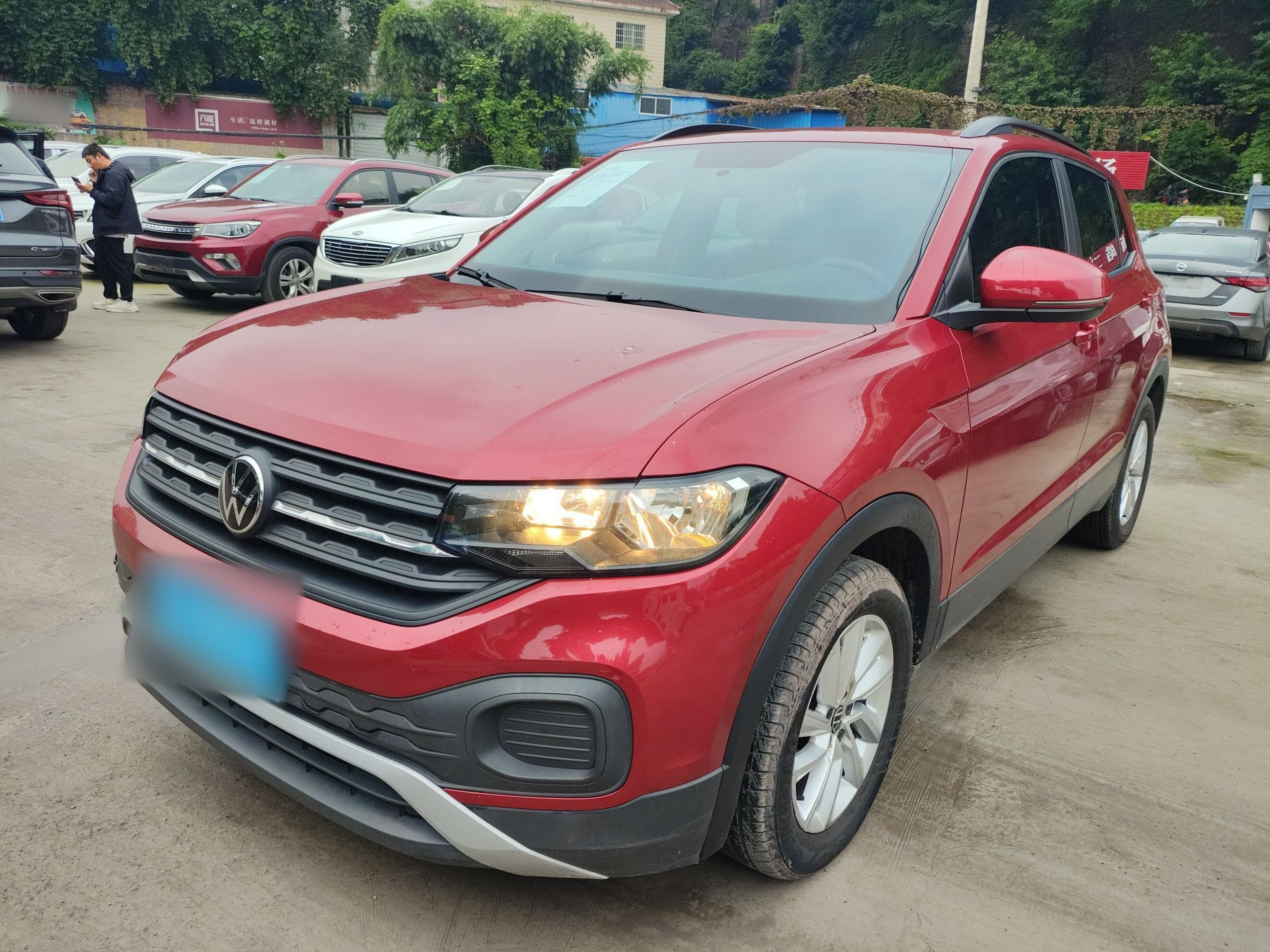 تحت مقدمة السيارة