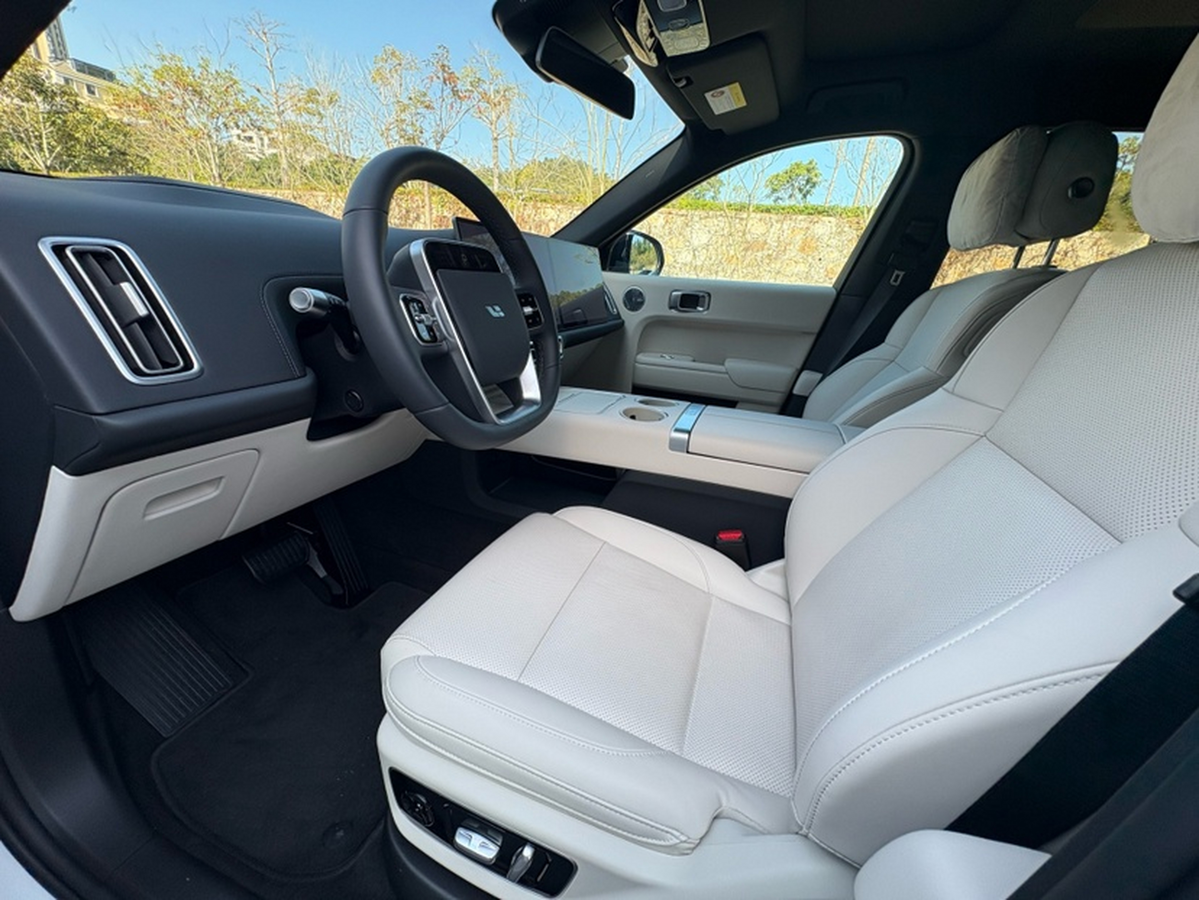 Переднее сиденье в автомобиле