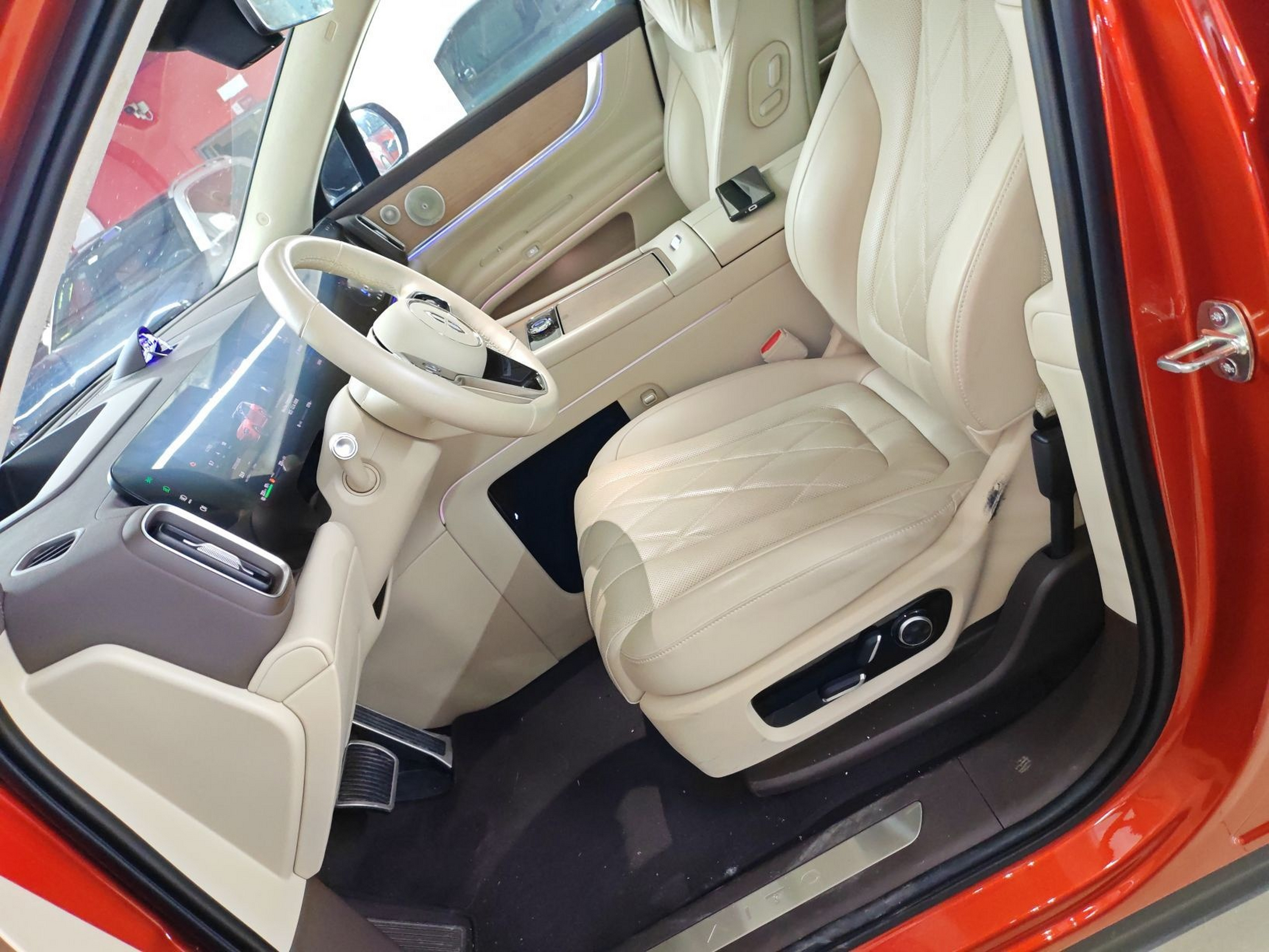 المقاعد الأمامية داخل السيارة