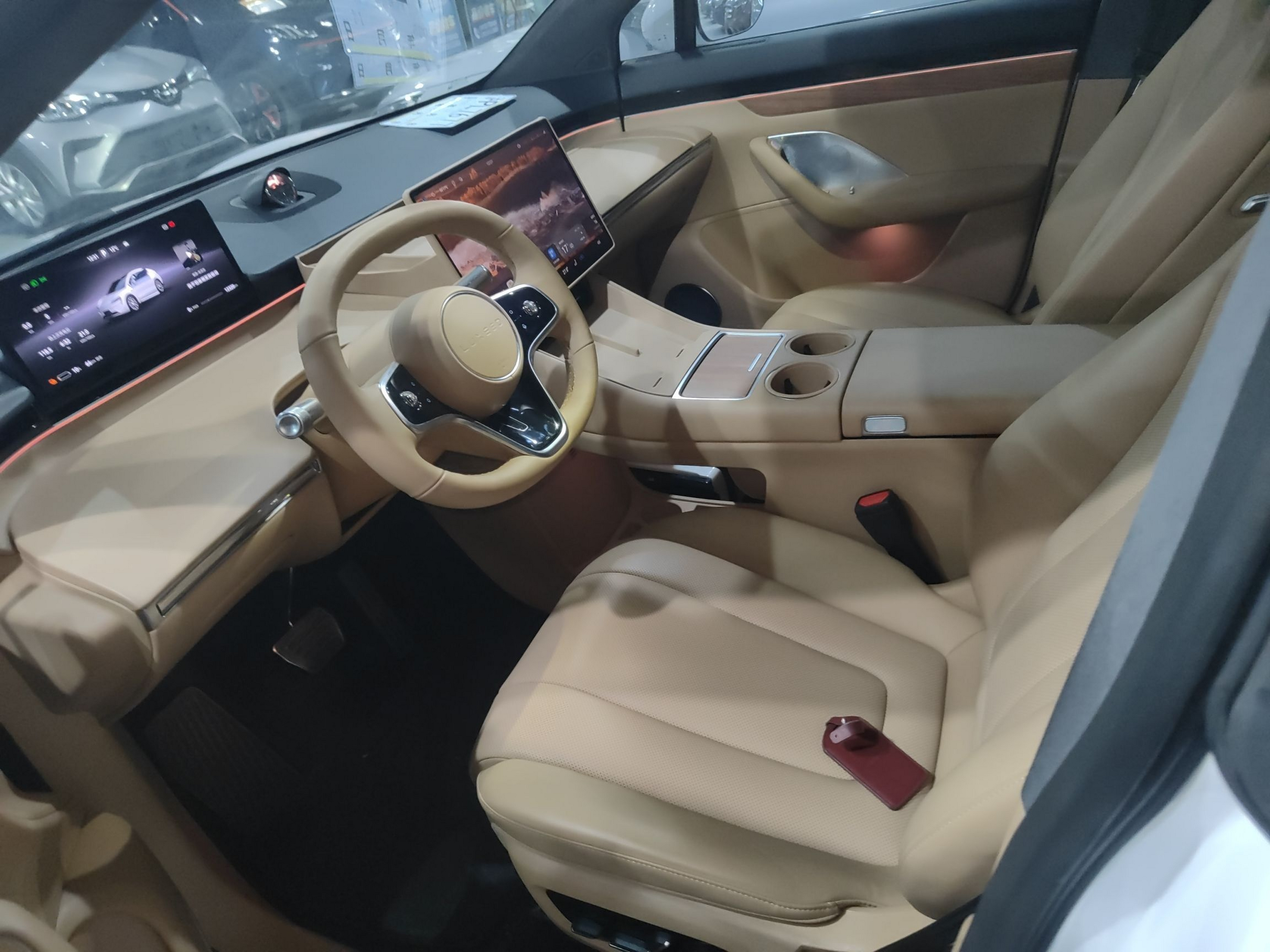 المقاعد الأمامية داخل السيارة