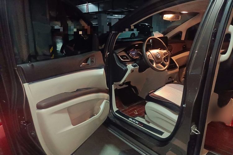 Used Buick GL8 2023 Land Executive Class Comfort Model
