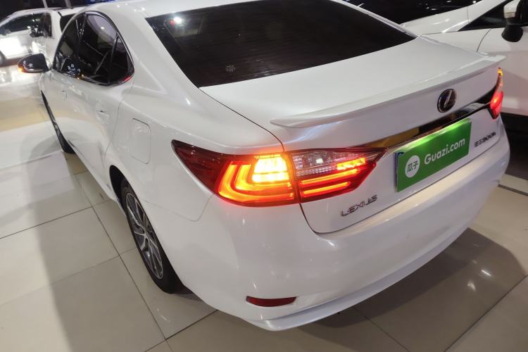 Used Lexus ES 2015 300h Comfort Edition