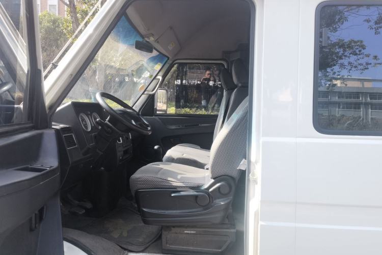 Used Iveco Daily 2020 2.5T A35 Passenger Van with Dual Tires Mid-Roof Design 5-9 Seater China V Emission Standard