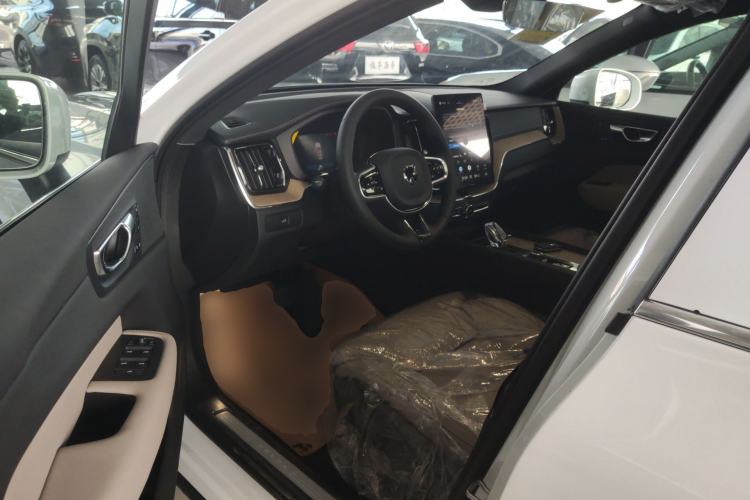 Used Volvo XC60 2026 B5 4x4 Smart Luxury Edition