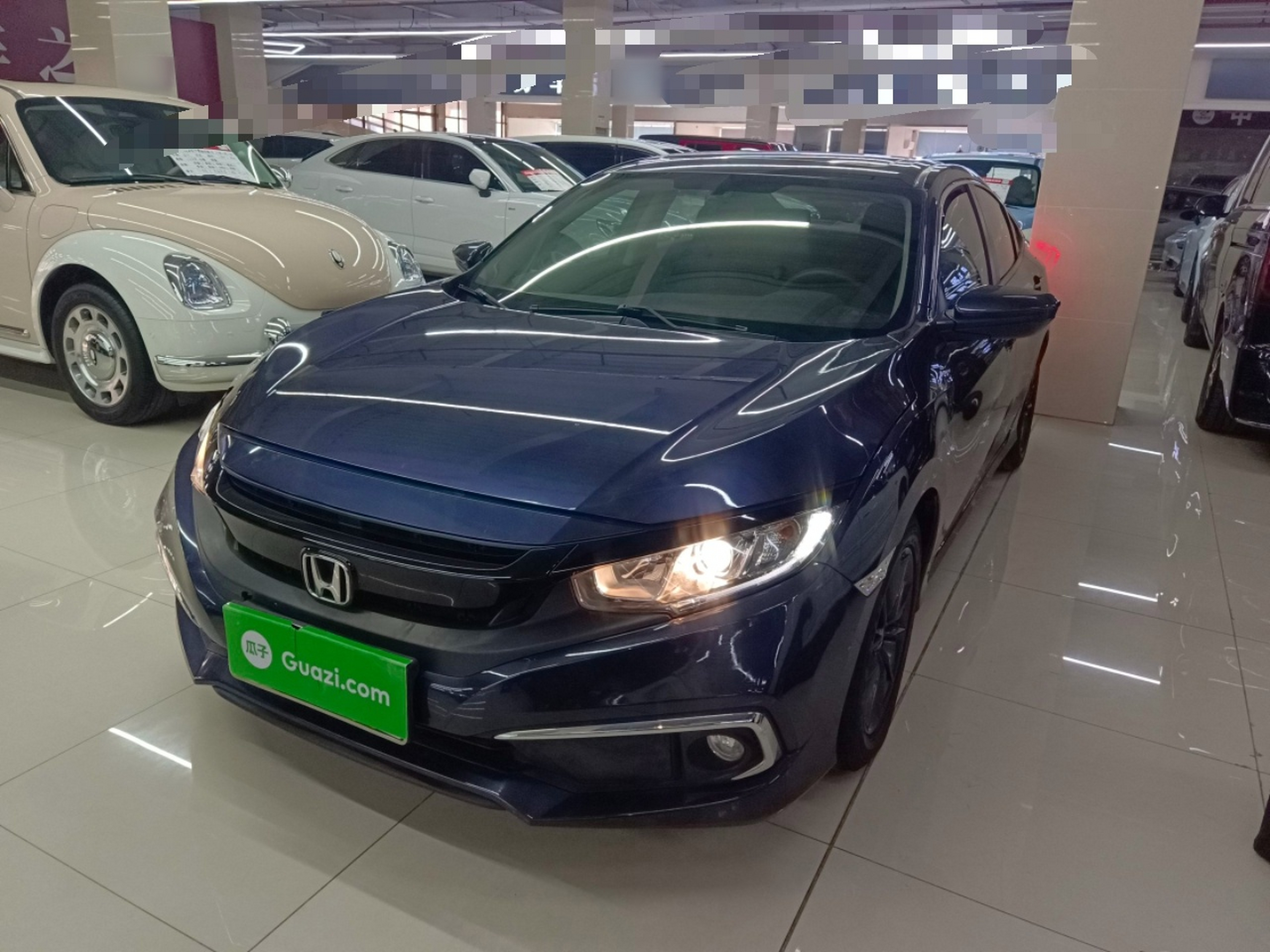 تحت مقدمة السيارة