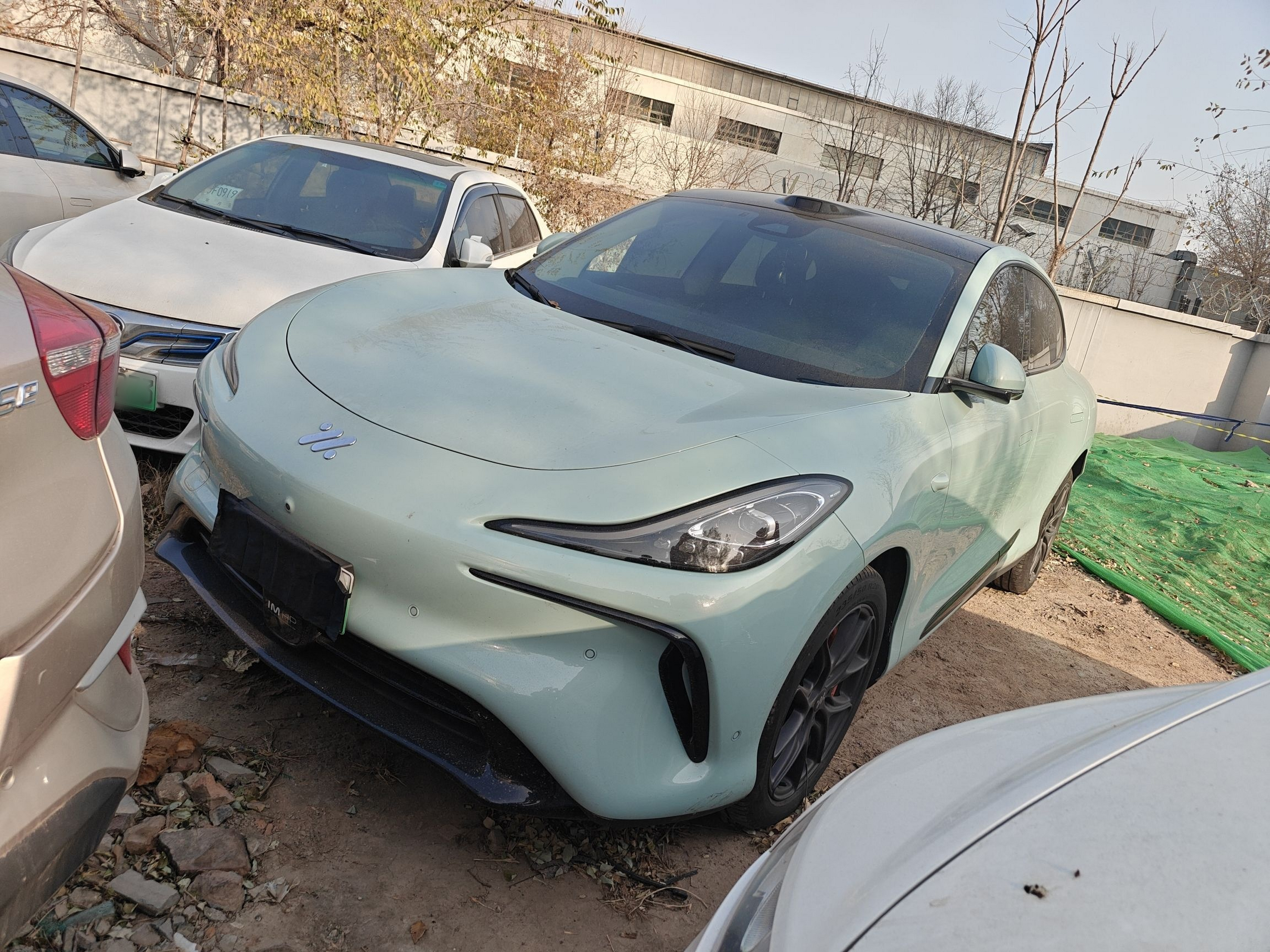 Под передней частью автомобиля