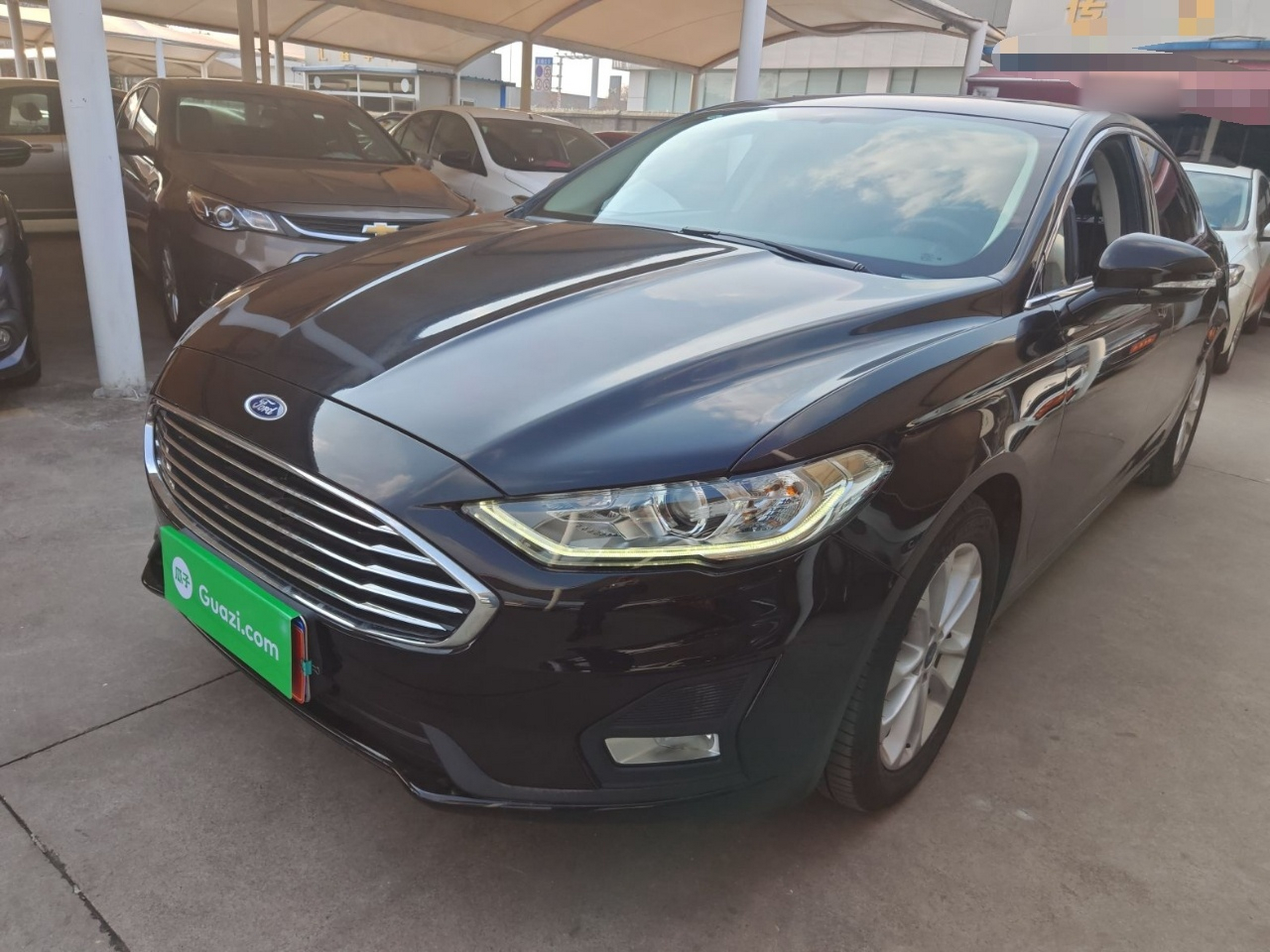 تحت مقدمة السيارة