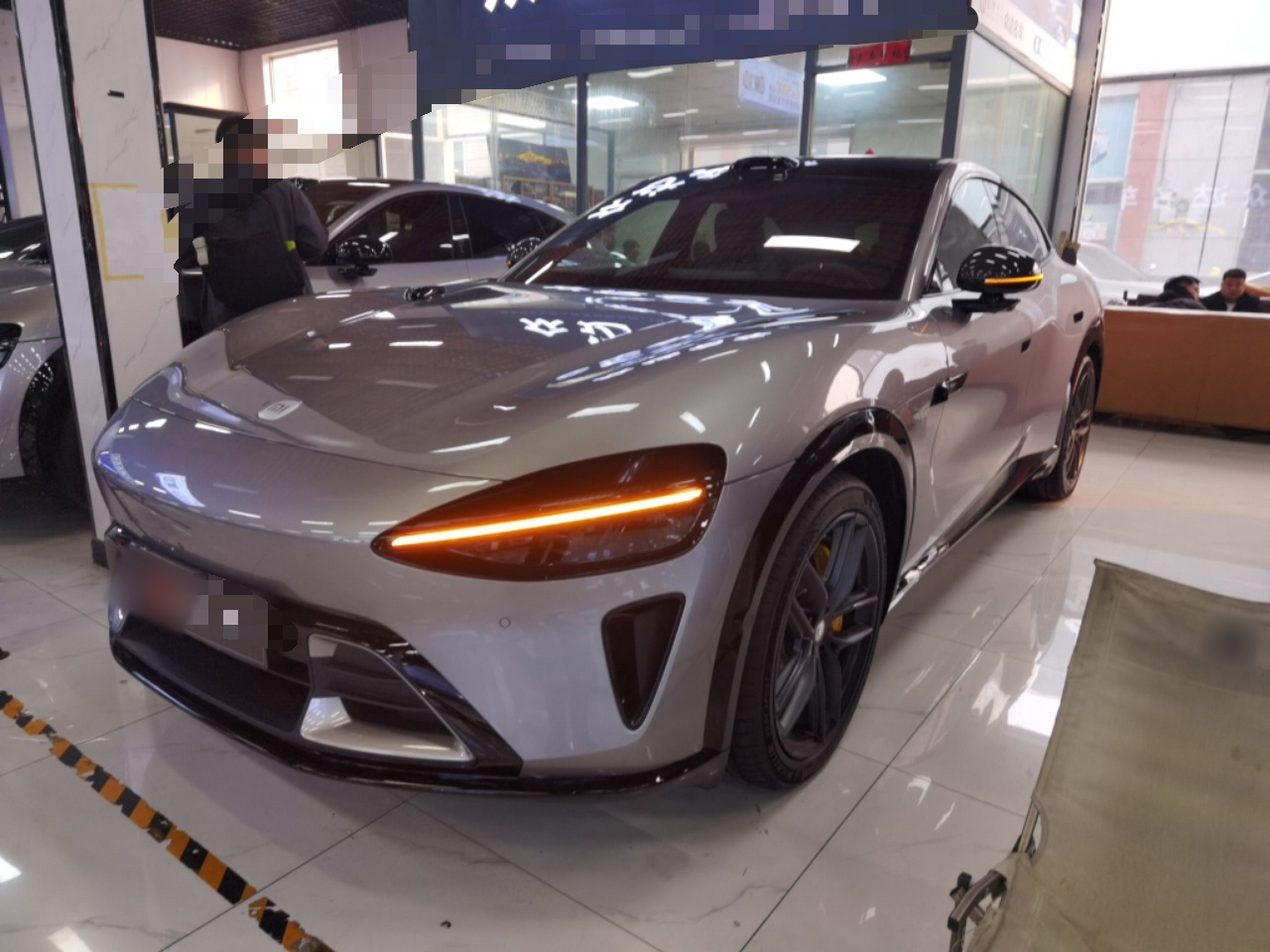 تحت مقدمة السيارة