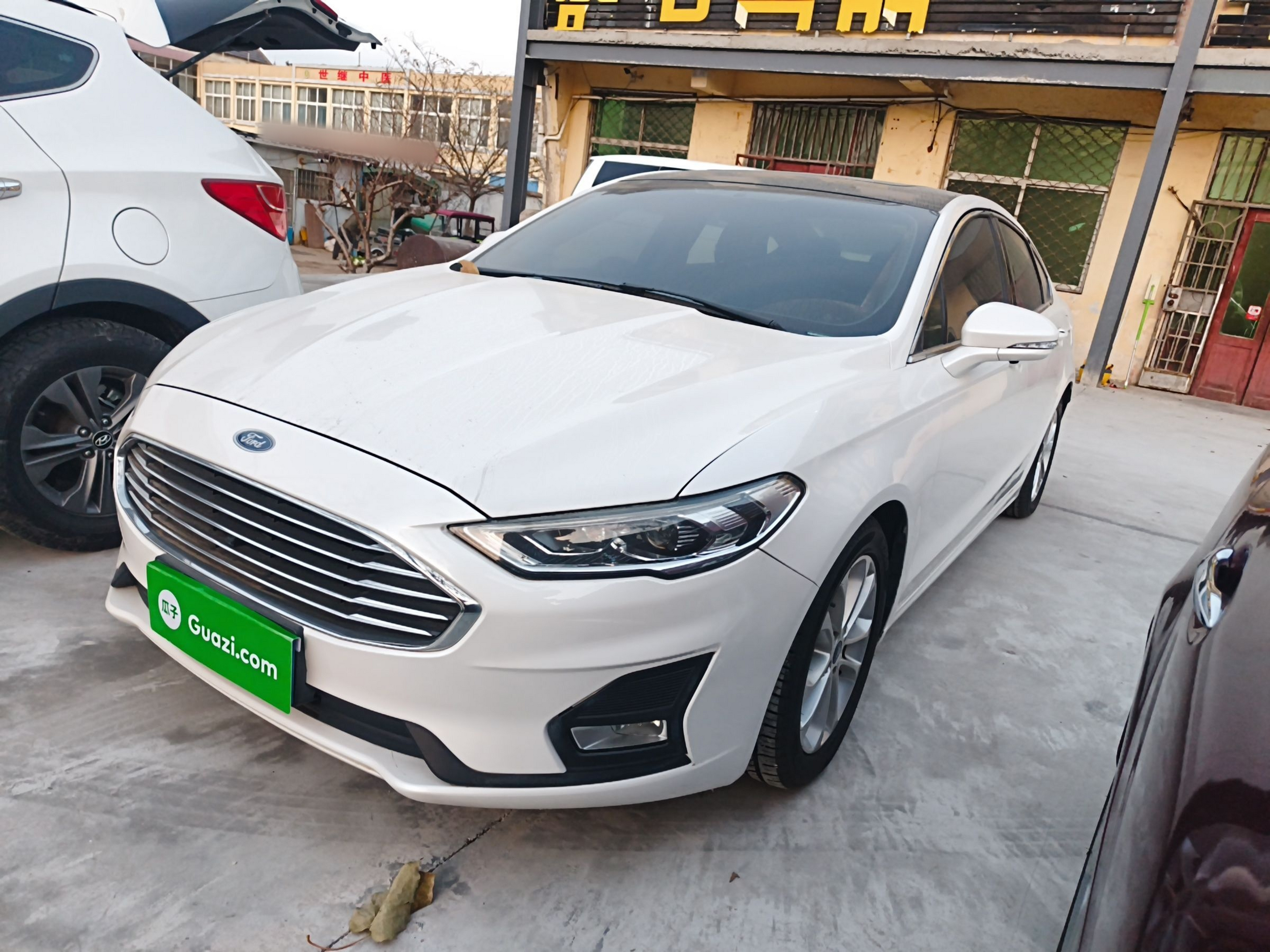 Под передней частью автомобиля