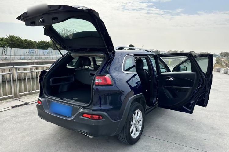 Used  Cherokee 2016 2.4L Leading Edition
