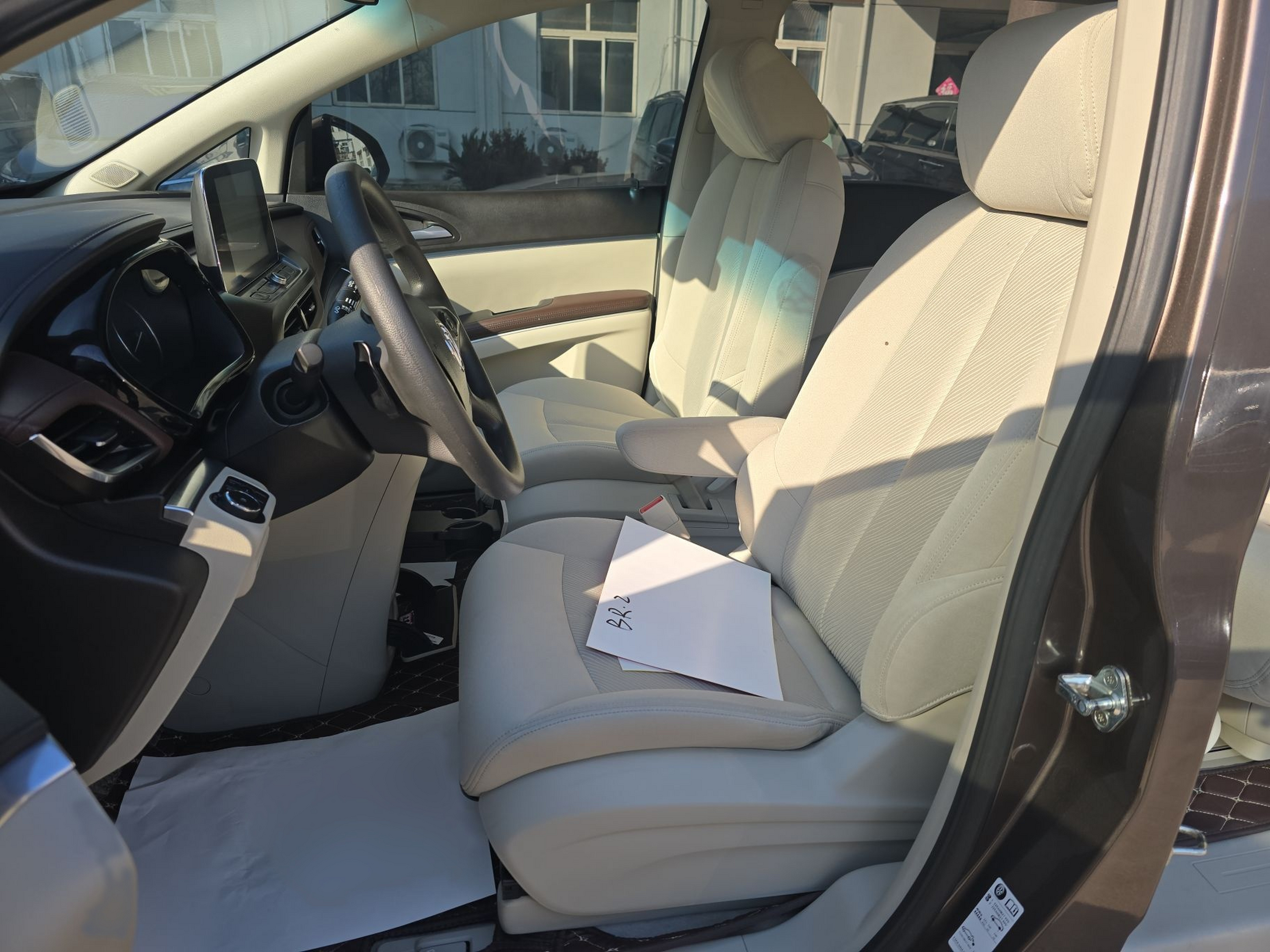 المقاعد الأمامية داخل السيارة