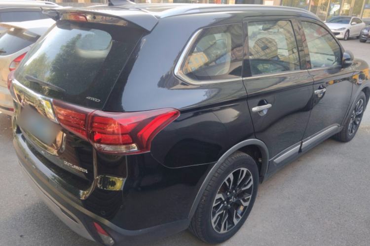 Used Mitsubishi Outlander 2019 2.4L 4x4 Zhi Xiang Edition 5 Seats China V Emission Standard
