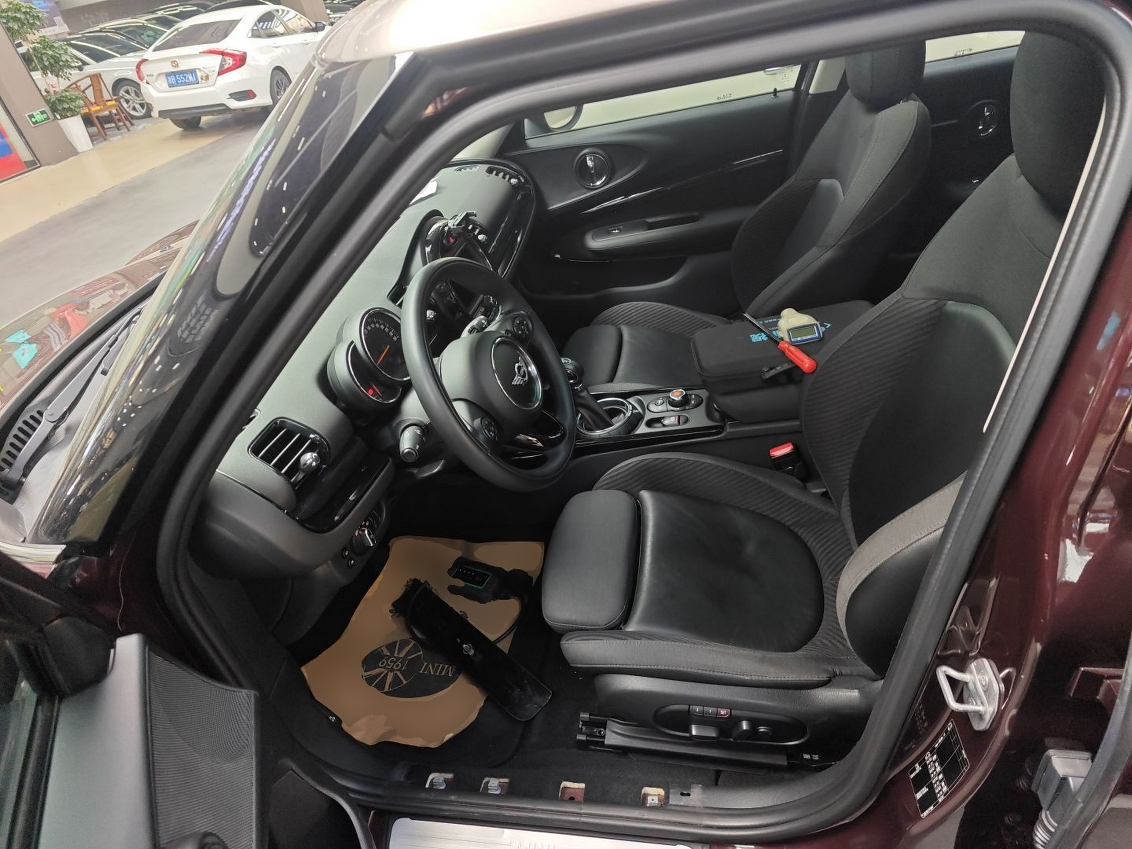 المقاعد الأمامية داخل السيارة