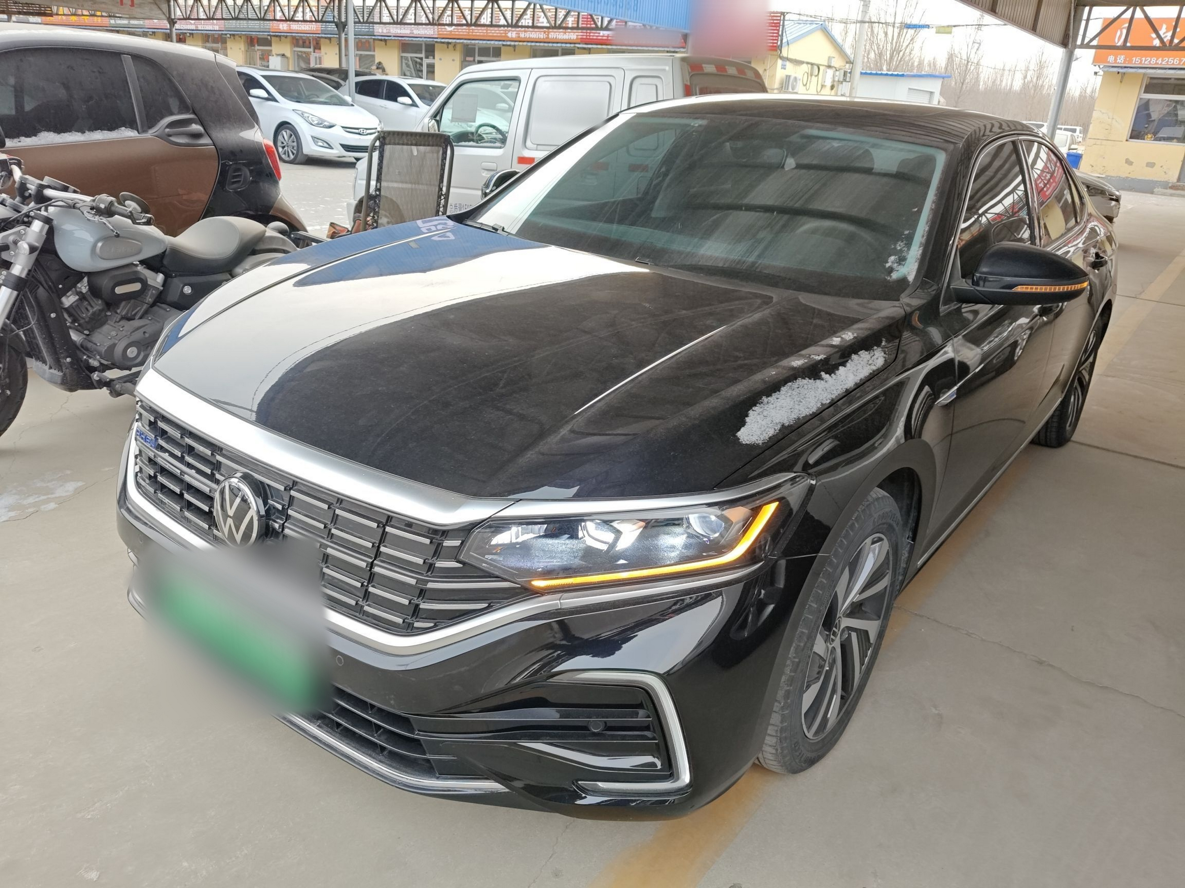 تحت مقدمة السيارة