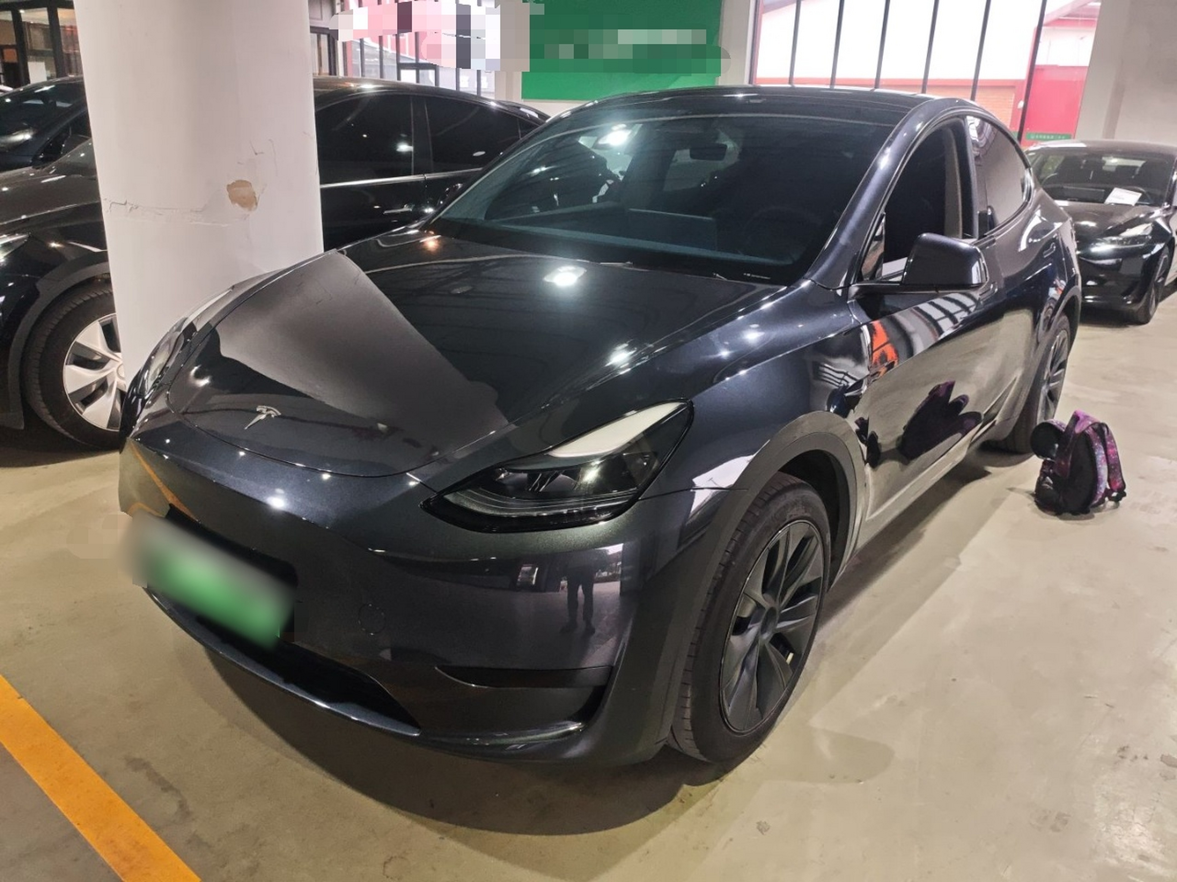 Под передней частью автомобиля