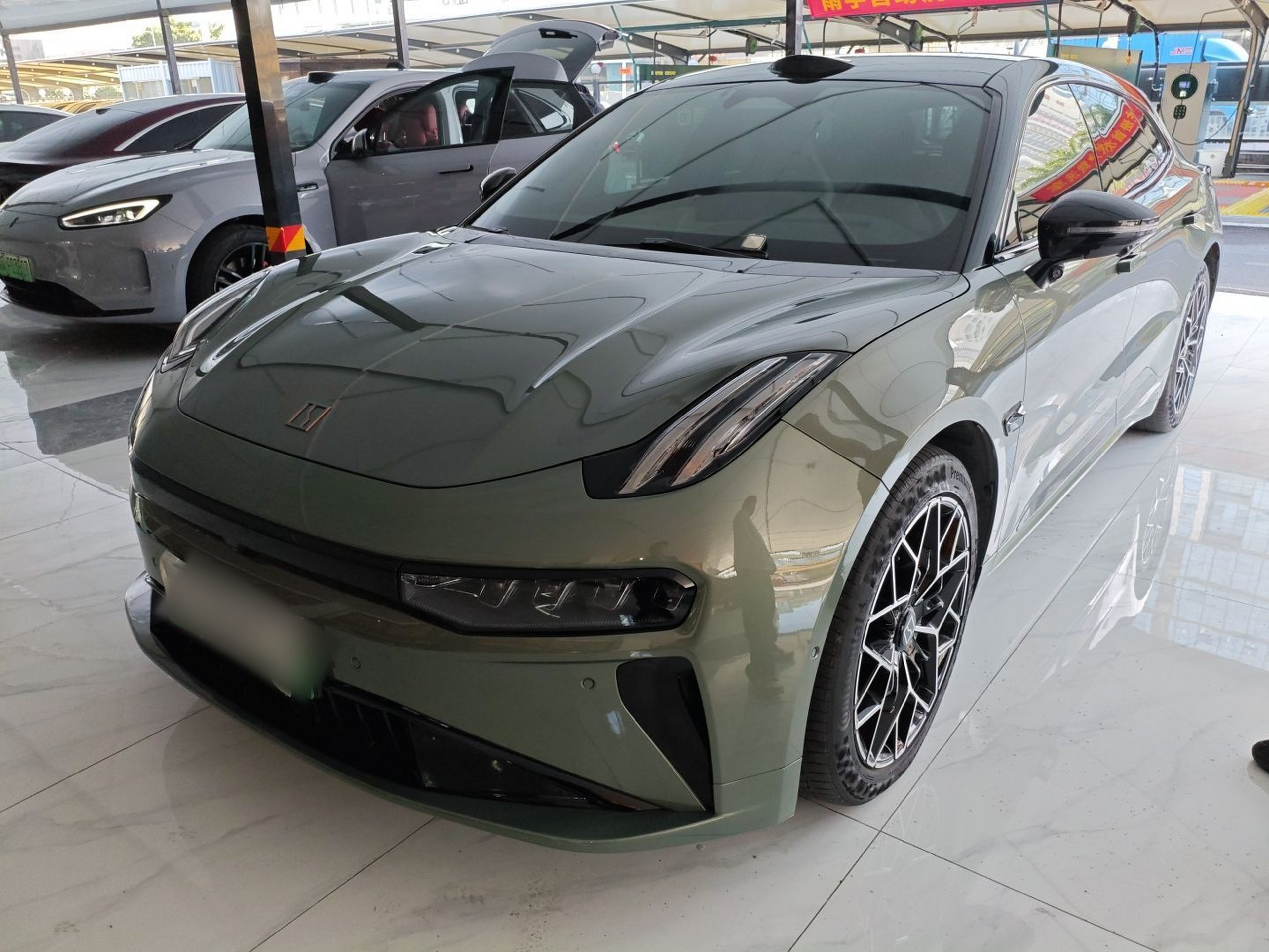 تحت مقدمة السيارة