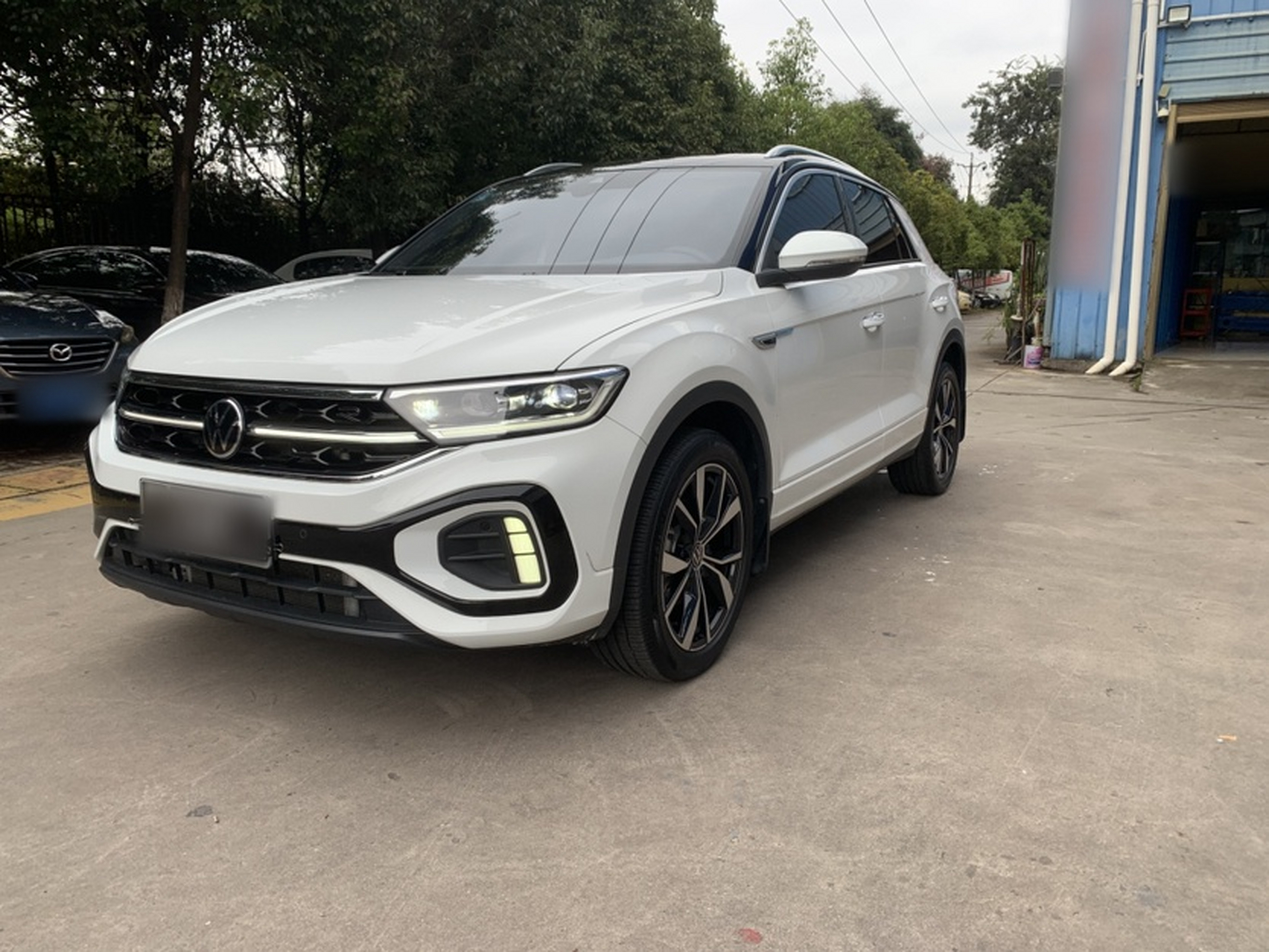 تحت مقدمة السيارة