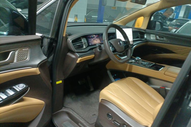 Used Denza D9 2025 DM-i Smart Drive 1020 Four-Wheel Drive Deluxe Model
