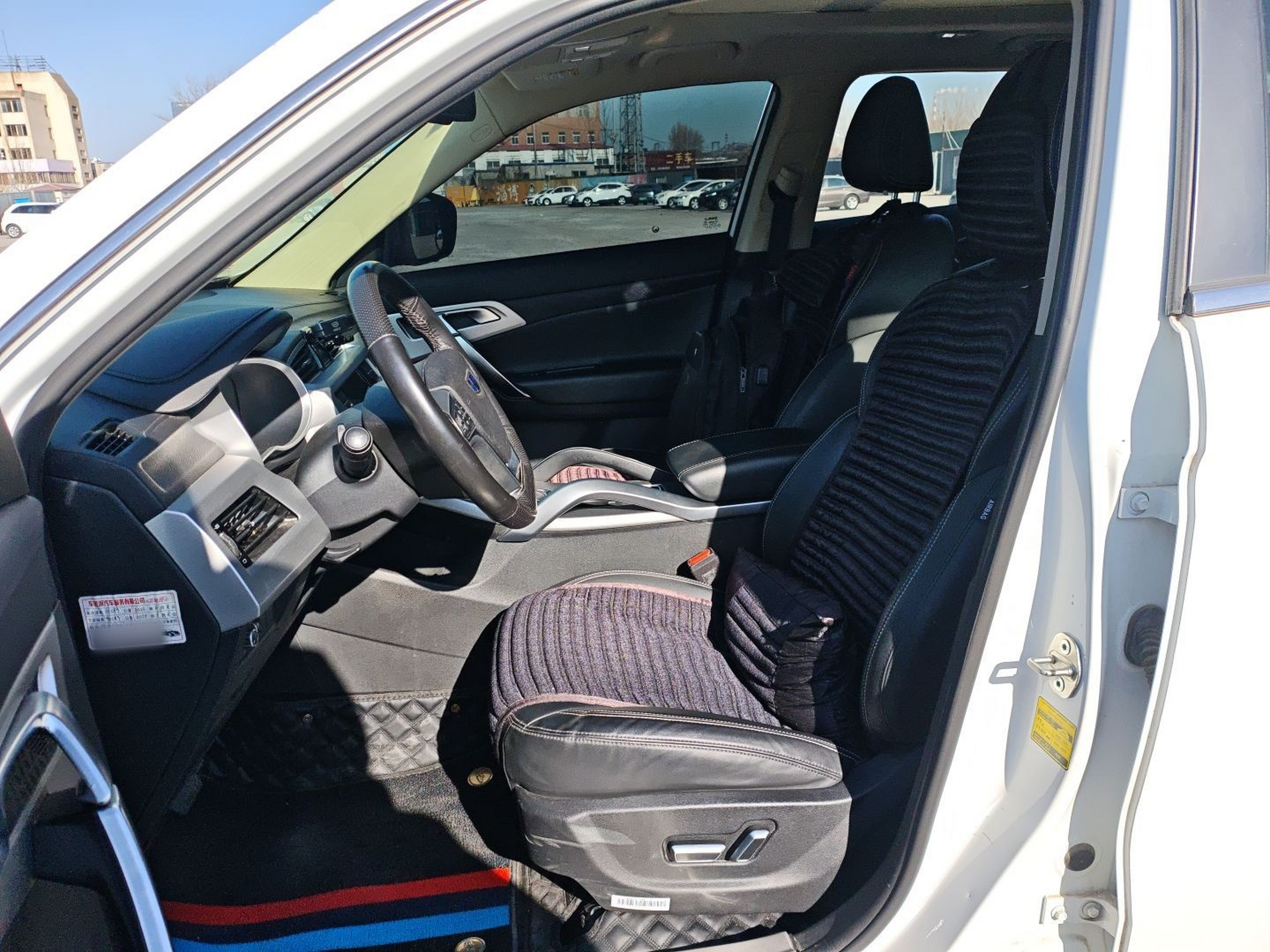 المقاعد الأمامية داخل السيارة