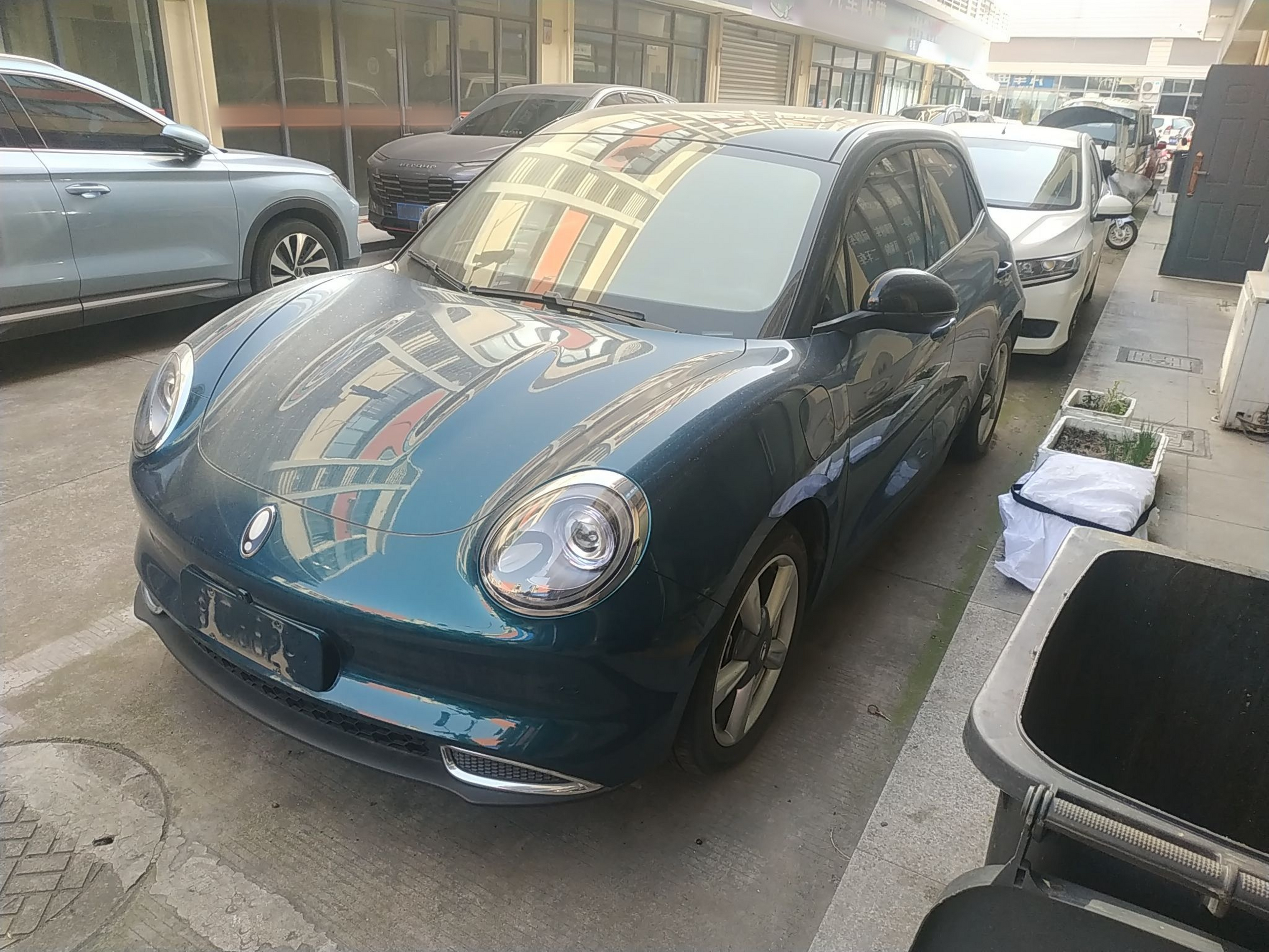 تحت مقدمة السيارة