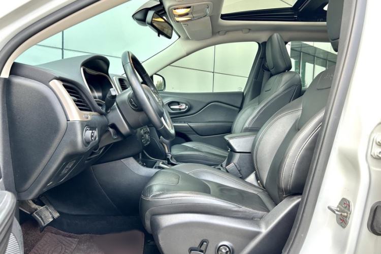 Used  Cherokee 2017 2.0L Superior Edition
