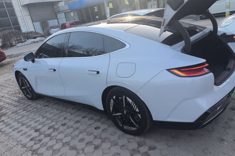 Used  E8 2024 550 km Range Rear-Drive Dragon Edition
