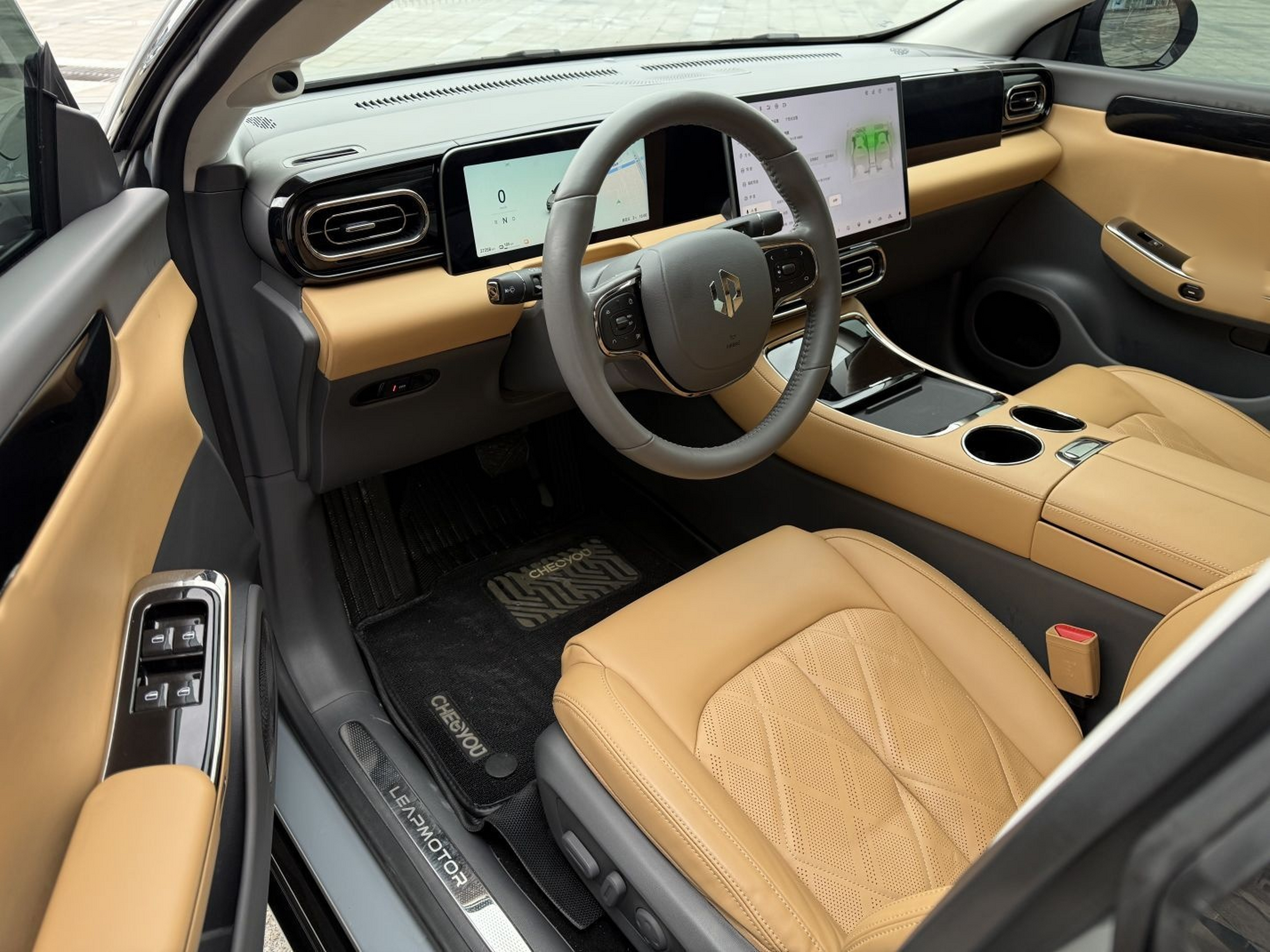 المقاعد الأمامية داخل السيارة