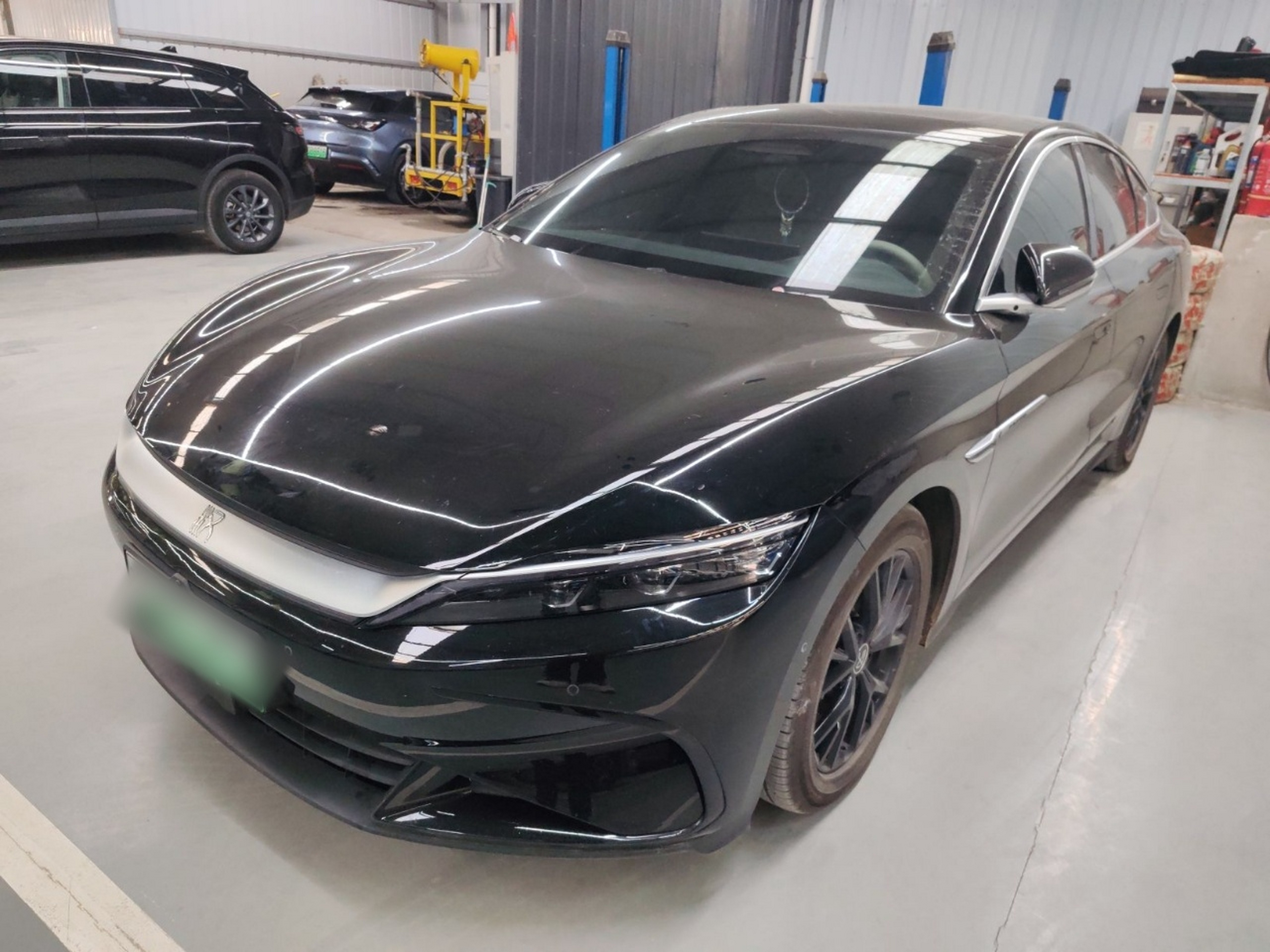 تحت مقدمة السيارة