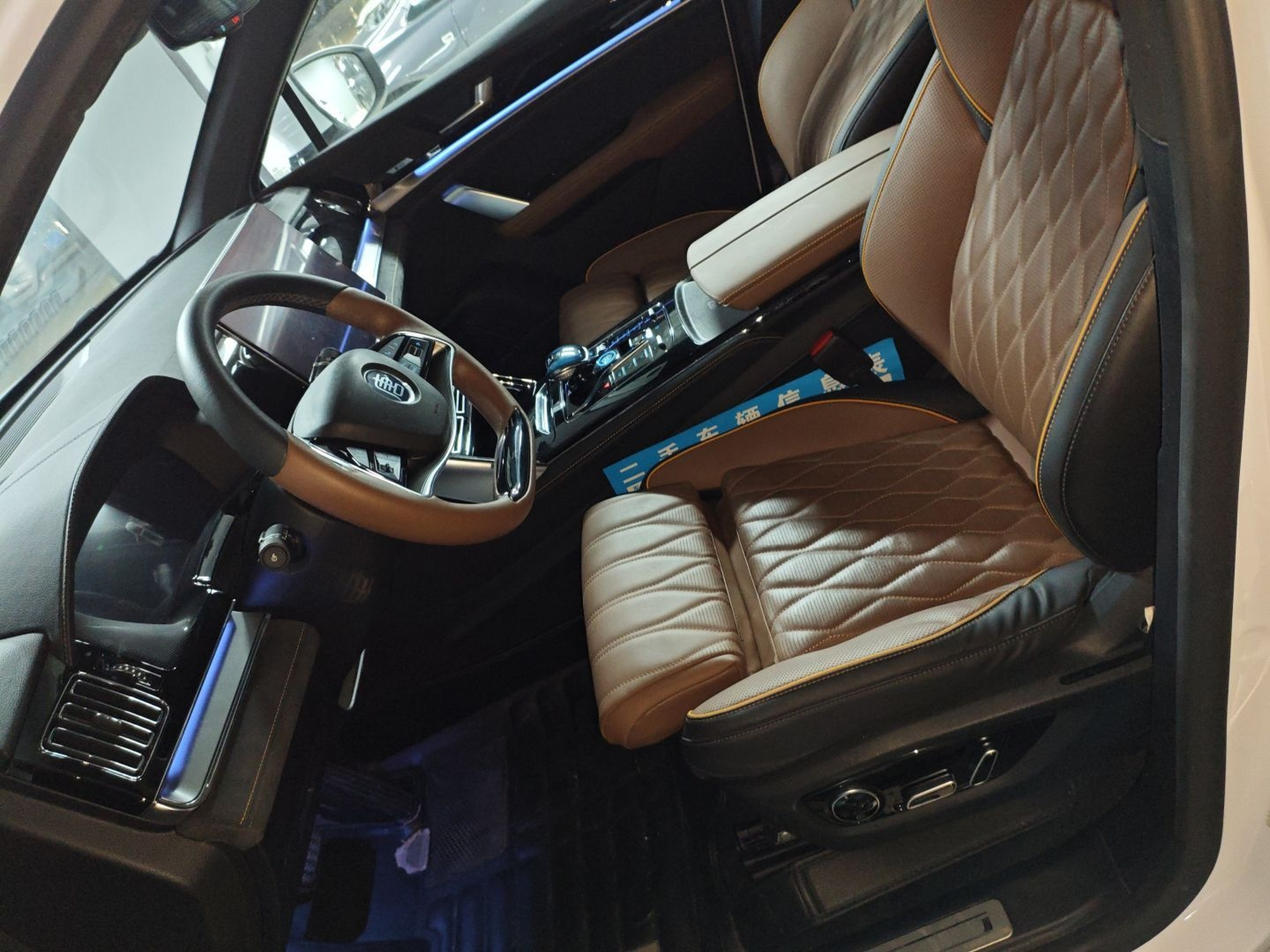 المقاعد الأمامية داخل السيارة