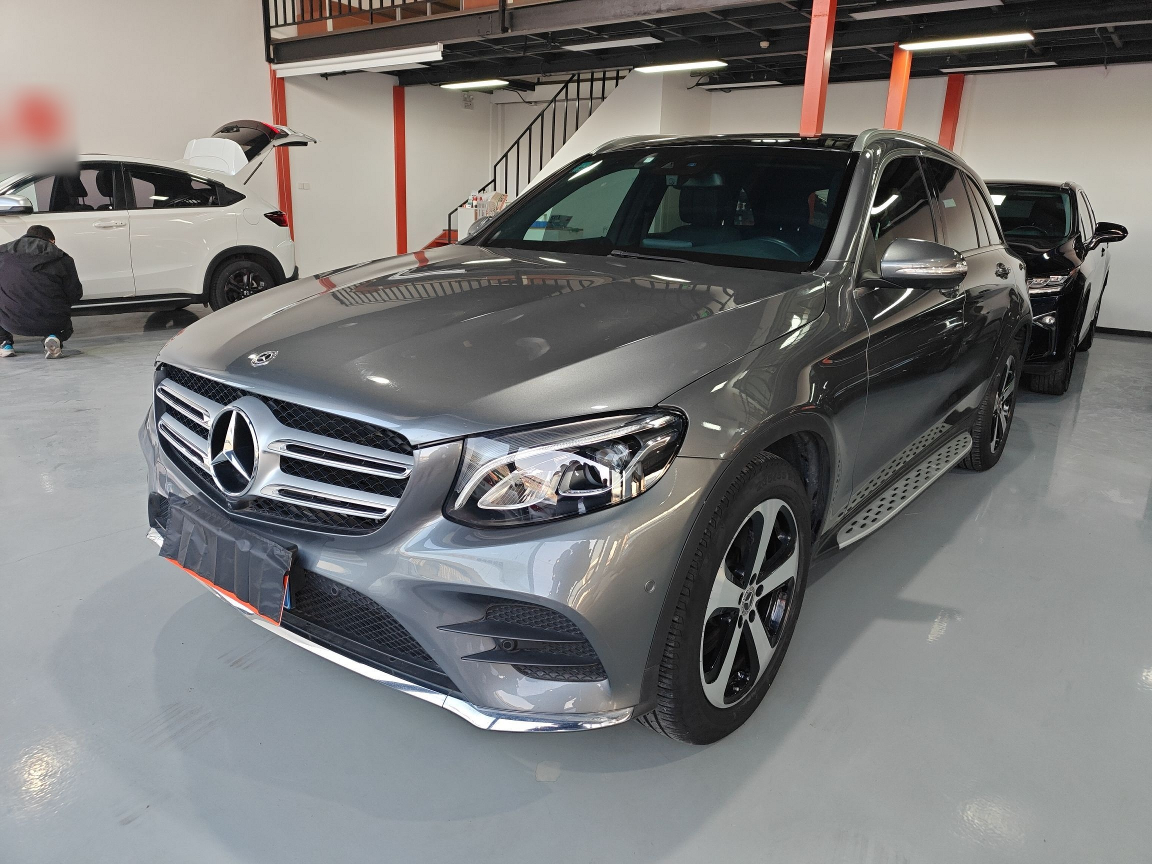 Под передней частью автомобиля