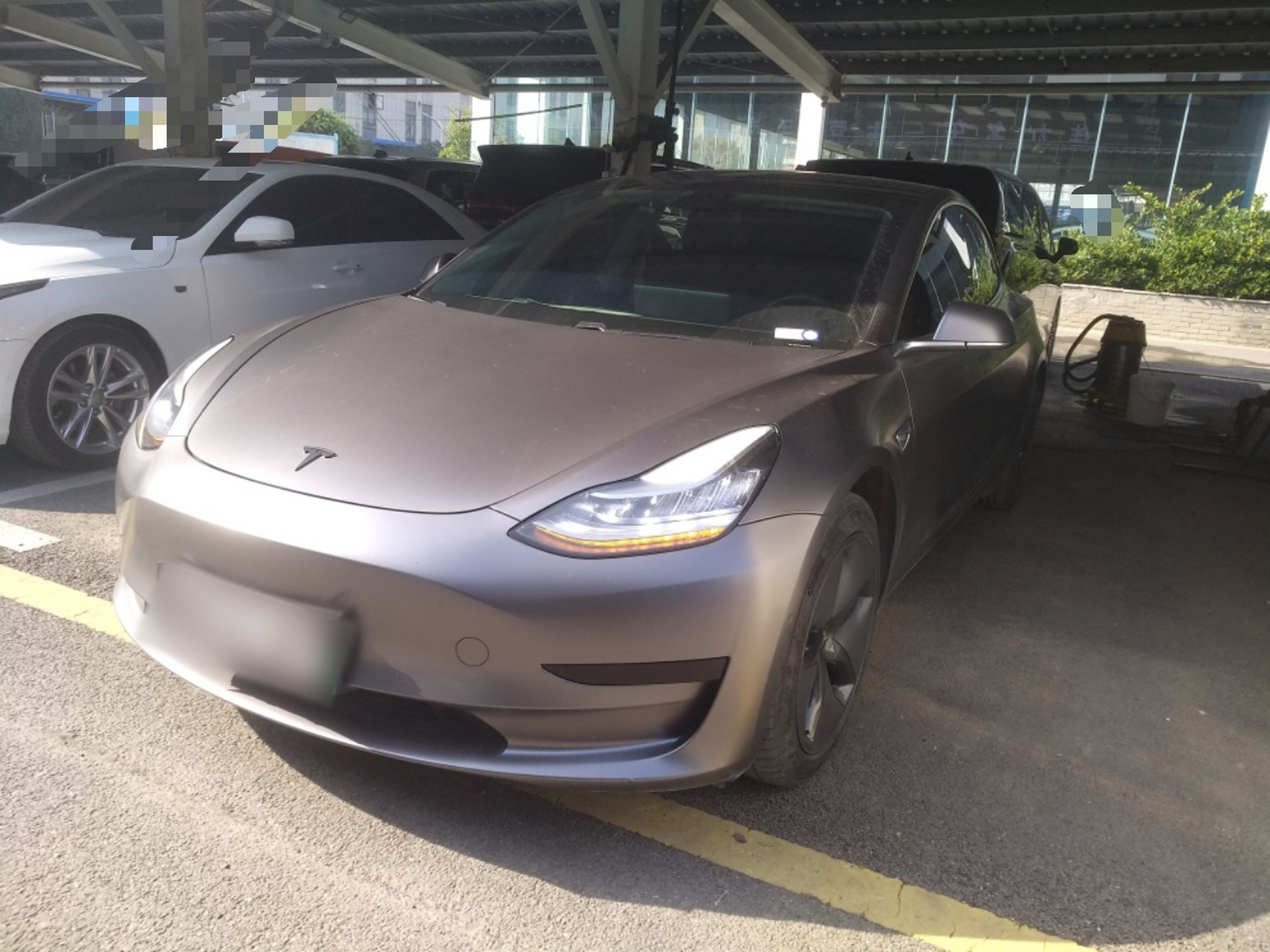 تحت مقدمة السيارة