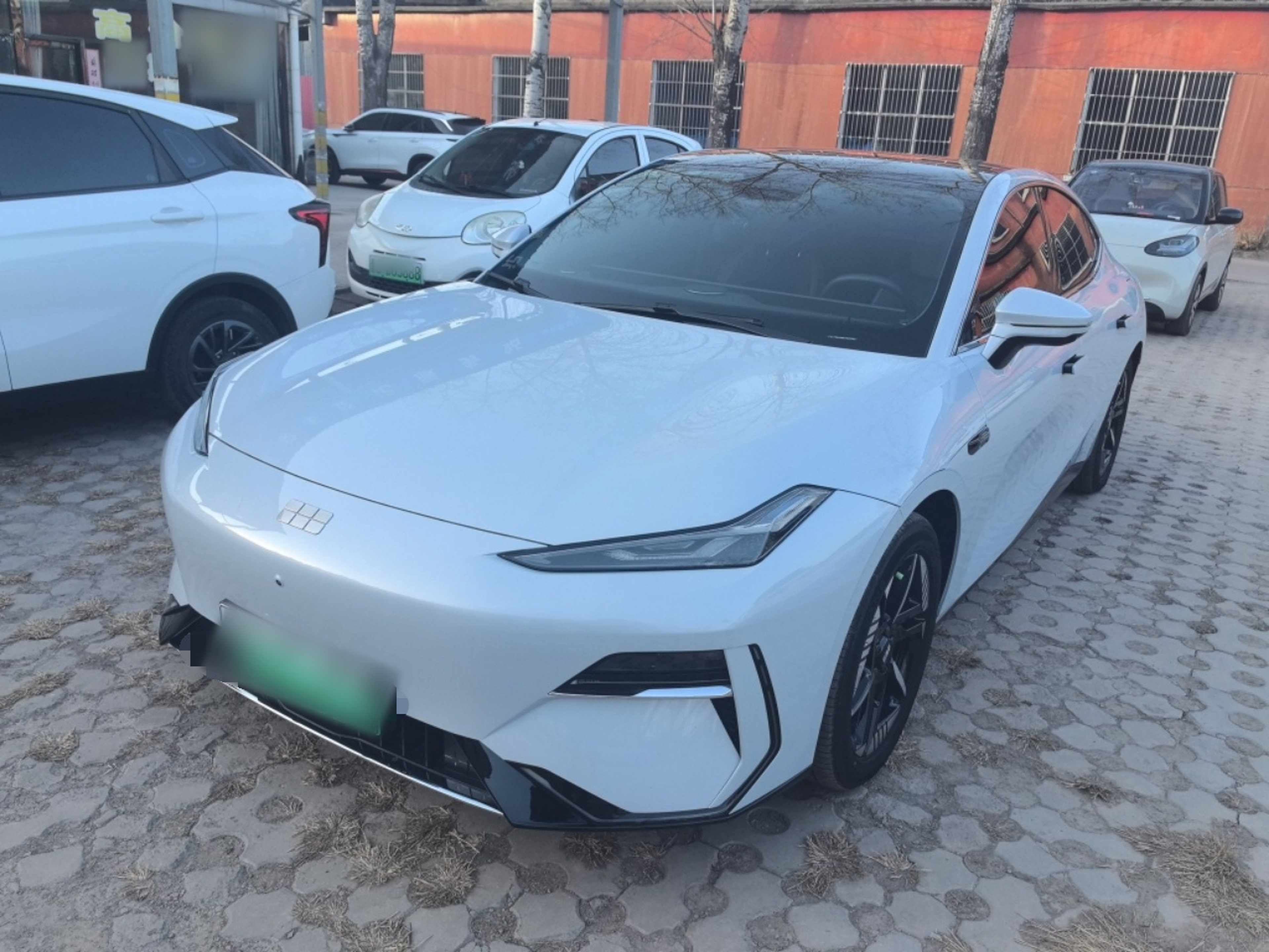 Под передней частью автомобиля