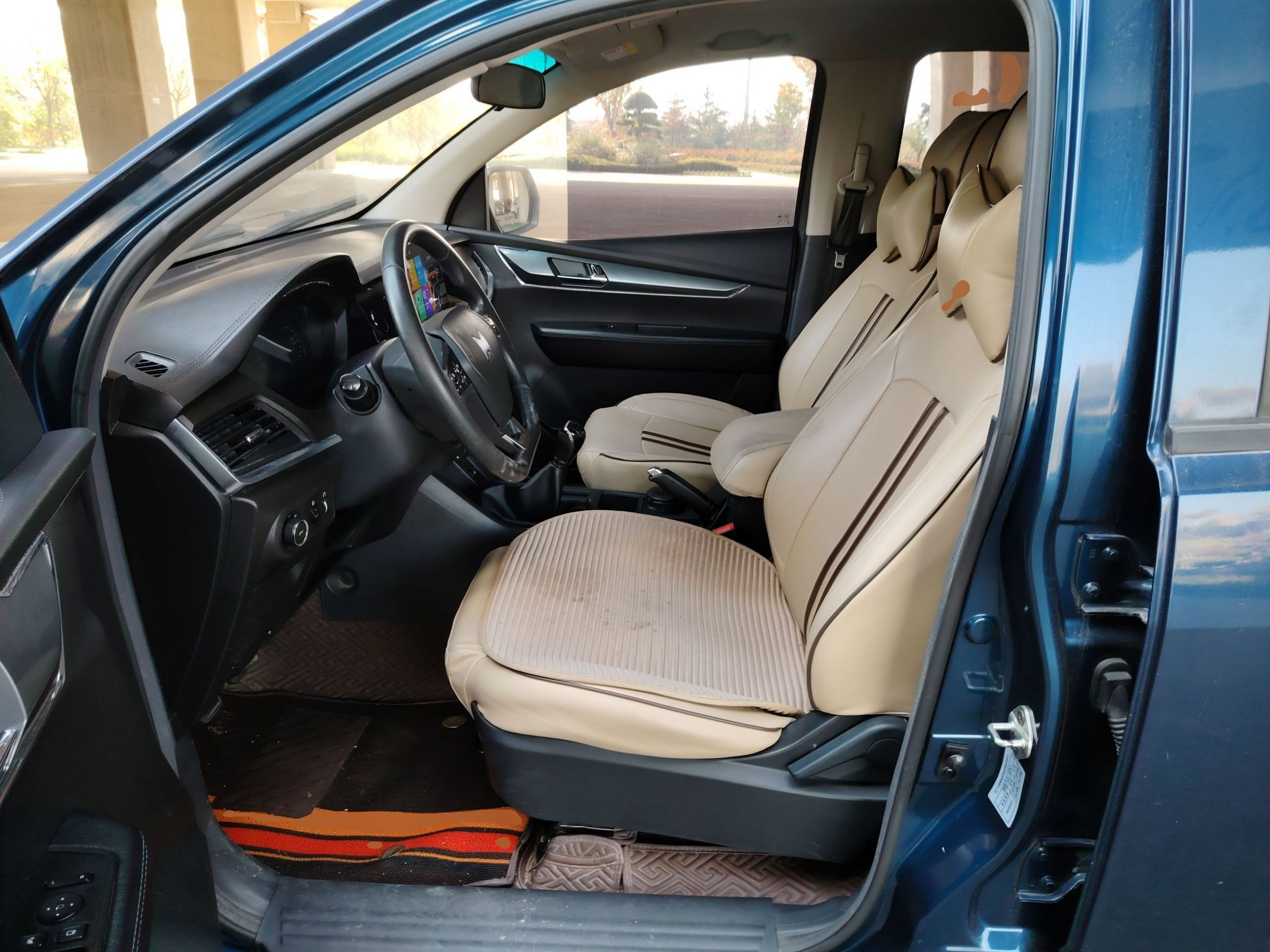 المقاعد الأمامية داخل السيارة