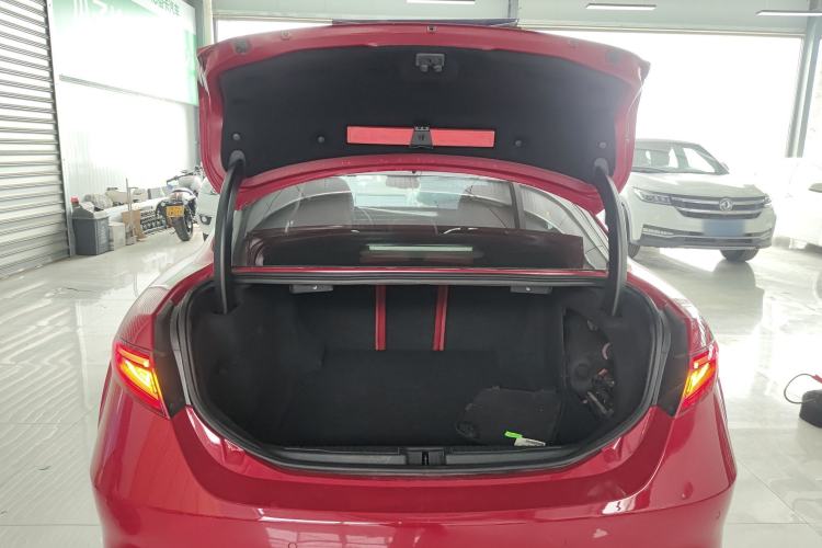 Used Alfa Romeo Giulia 2017 2.0T 200HP Luxury Edition
