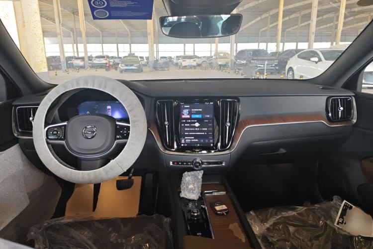 Used Volvo S60 2025 B4 Zhiyuan Luxury Edition
