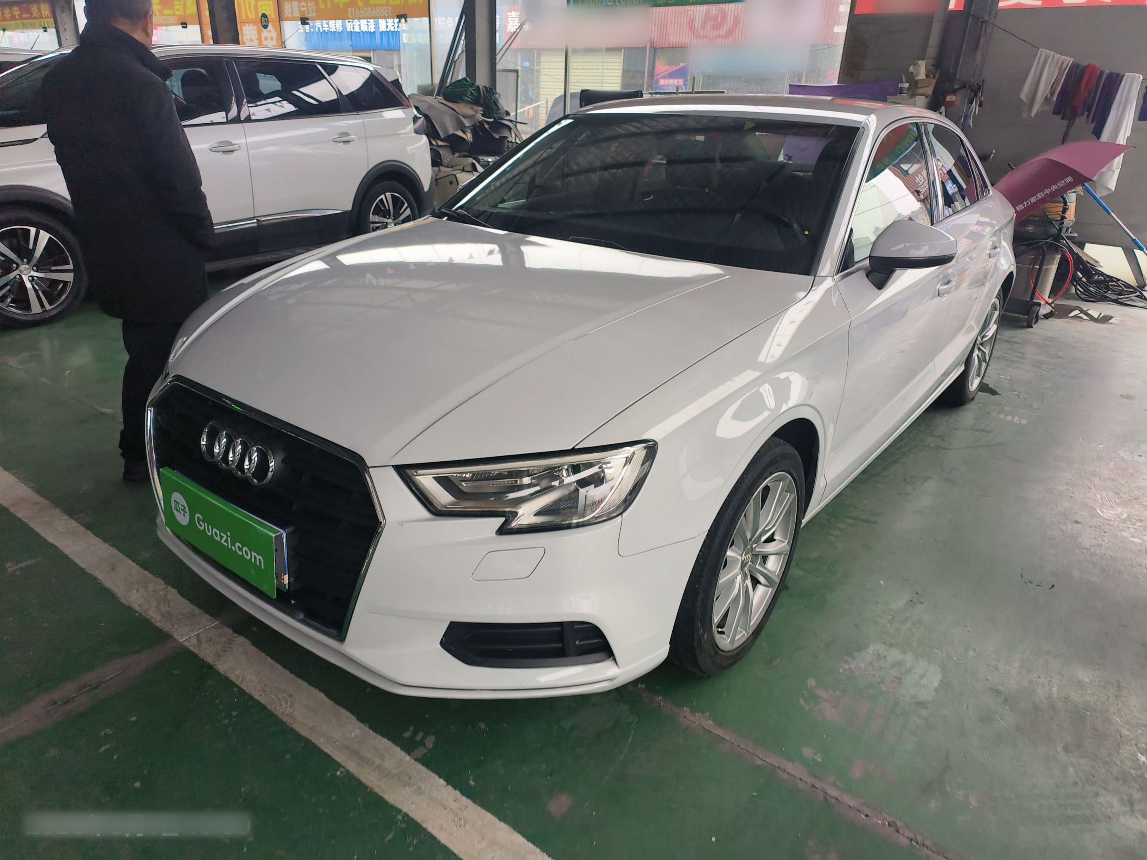 Под передней частью автомобиля