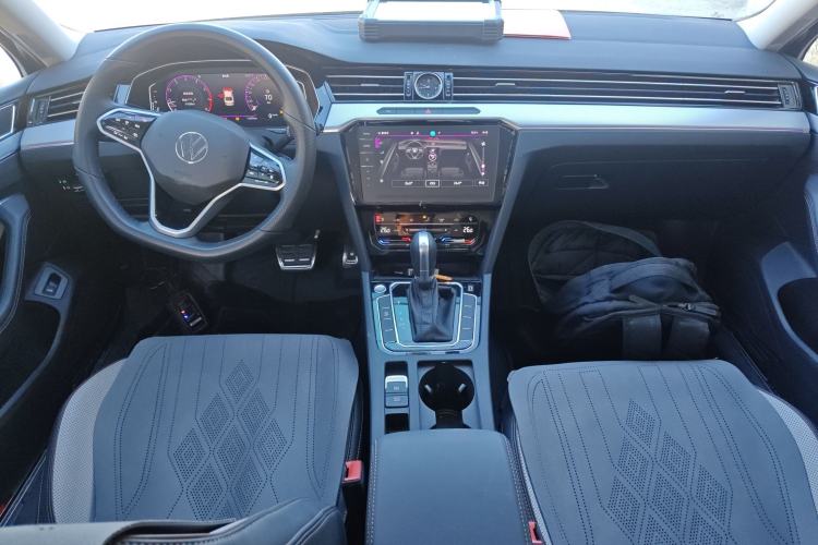 Used Volkswagen Magotan 2024 2 Million Units Zhongxiang Version 330TSI DSG Luxury Edition
