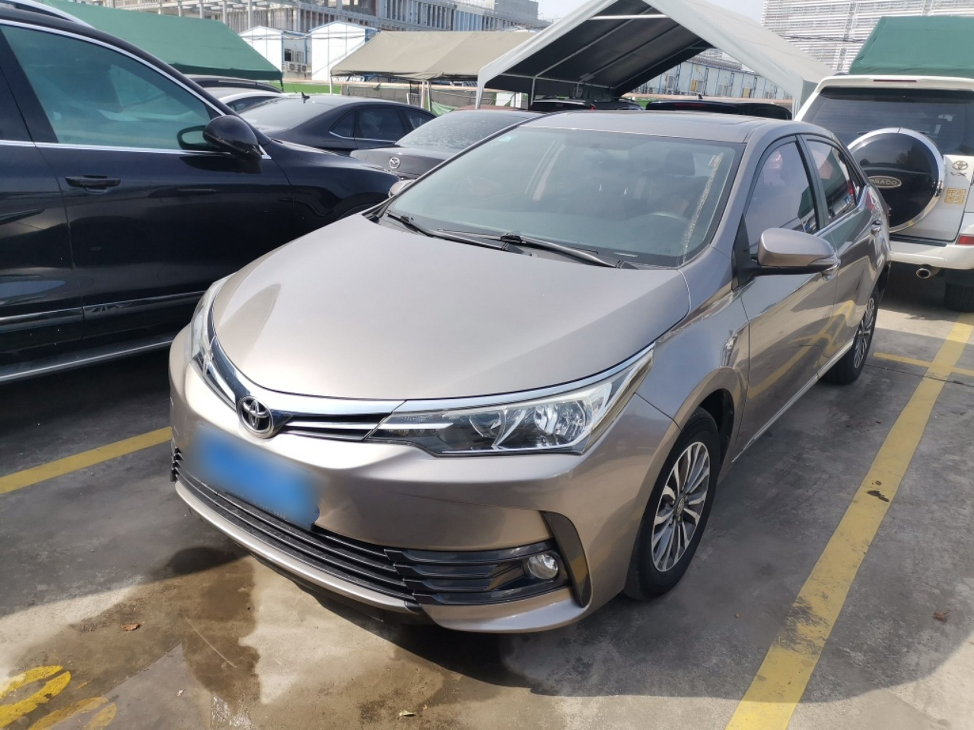 Под передней частью автомобиля