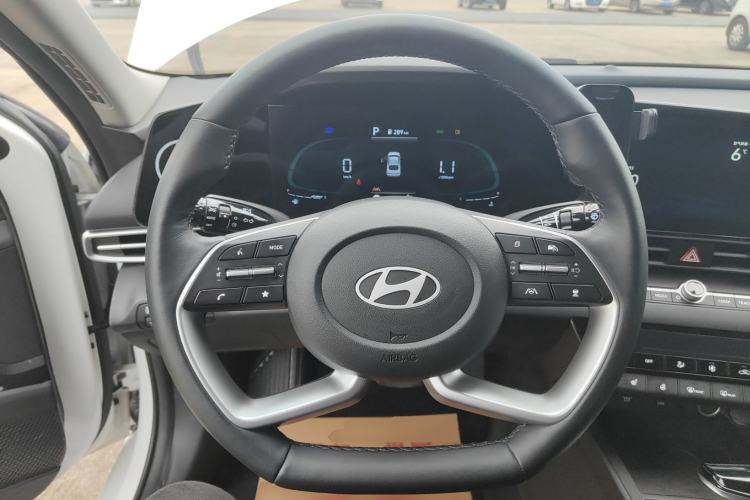 Used Hyundai Elantra 2023 1.5L CVT LUX Prestige Edition
