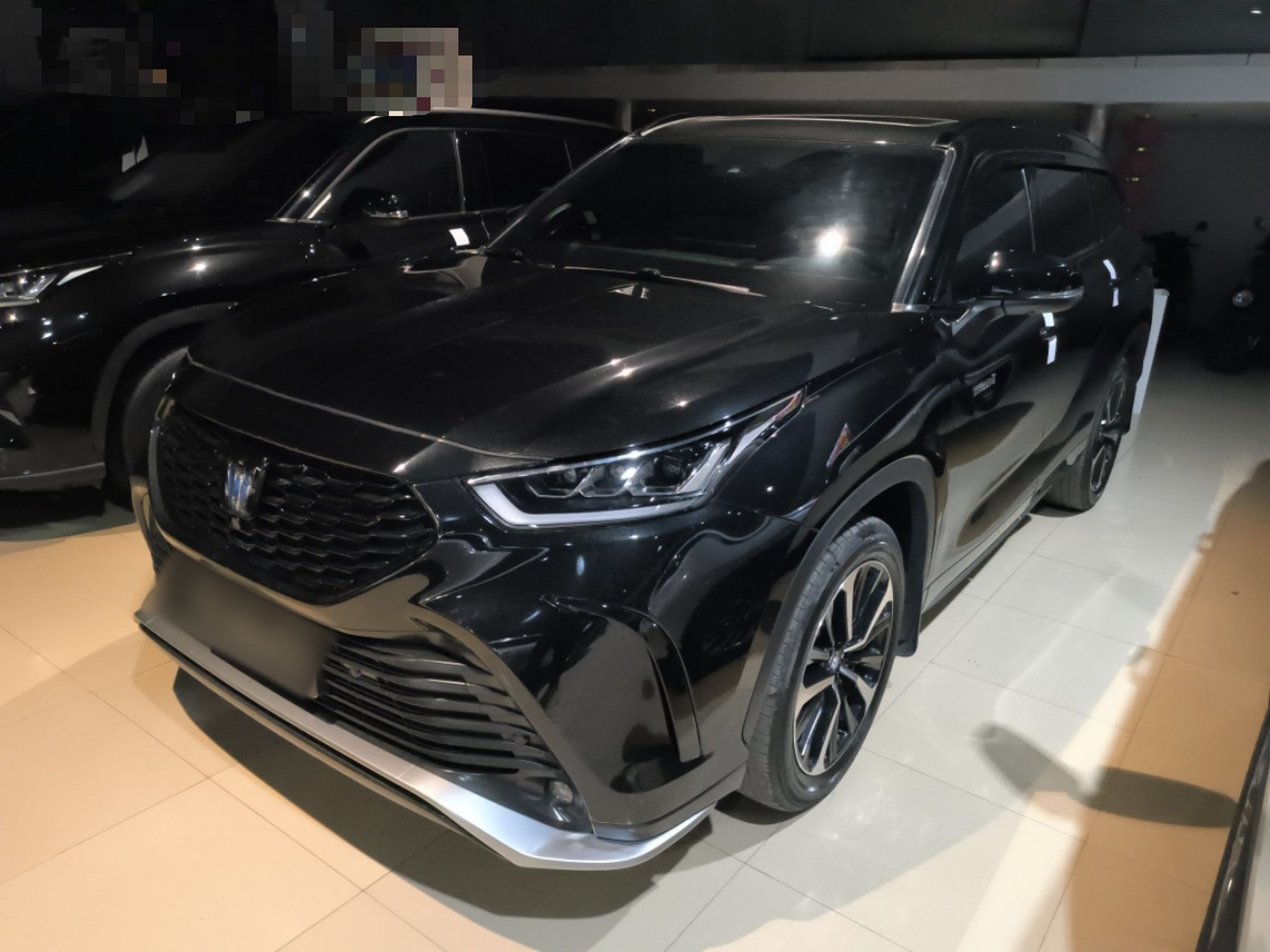 تحت مقدمة السيارة